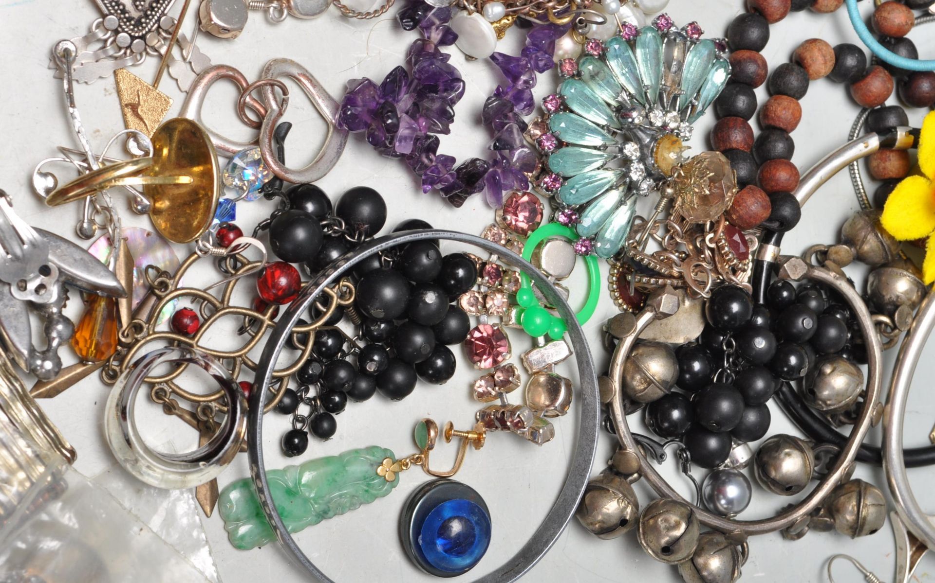 COLLECTION OF LATE 20TH CENTURY VINTAGE COSTUME JEWELLERY - Bild 3 aus 9