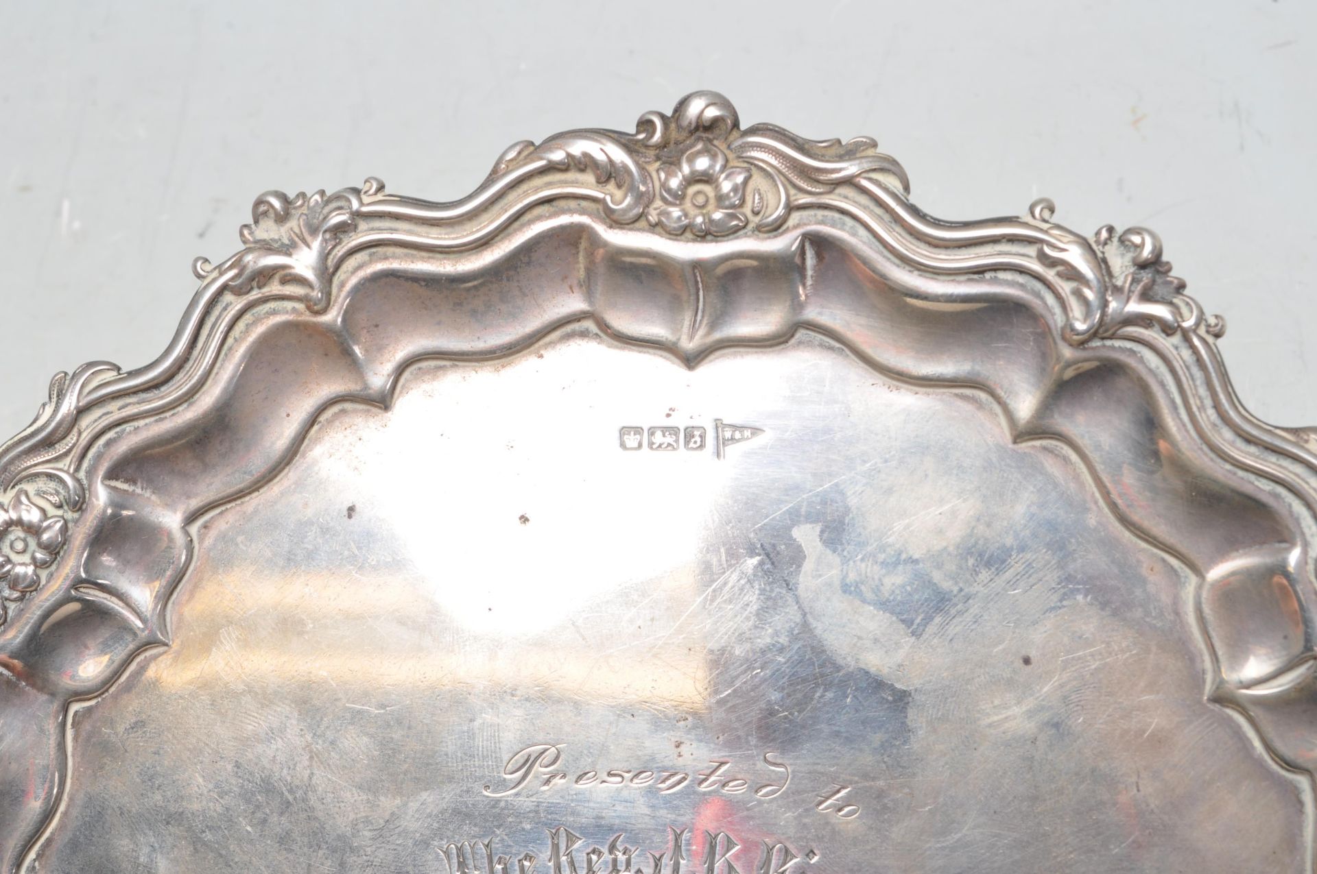 EDWARDIAN WALKER AND HALL SILVER CARD TRAY - Bild 3 aus 6