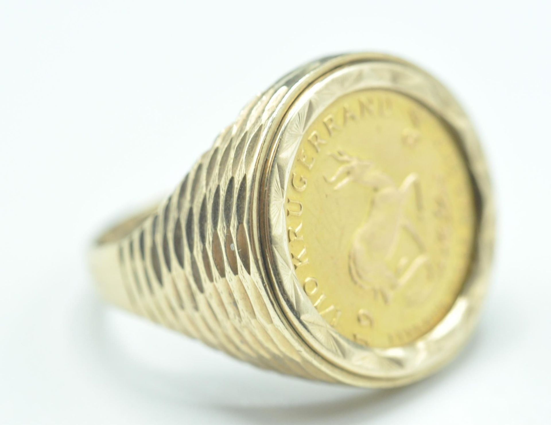 1984 SOUTH AFRICAN 1 /10 KRUGERRAND IN 9CT GOLD RING