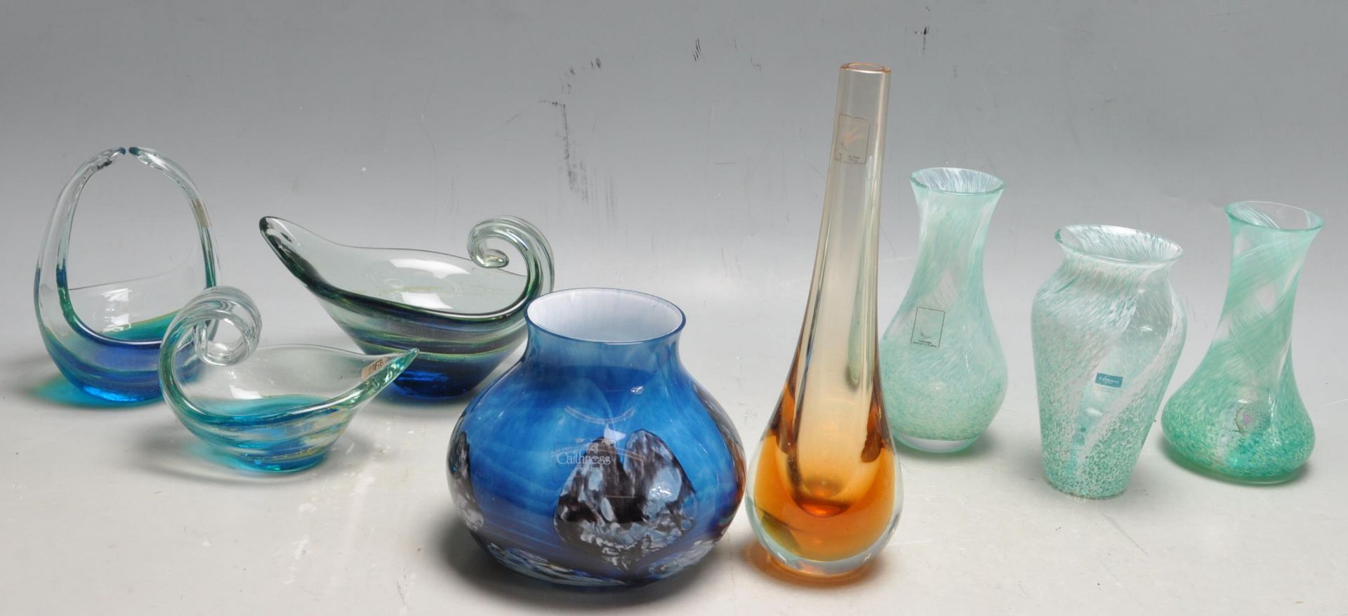 EIGHT PIECES OF CAITHINESS AND MDINA STUDIO ART GLASS
