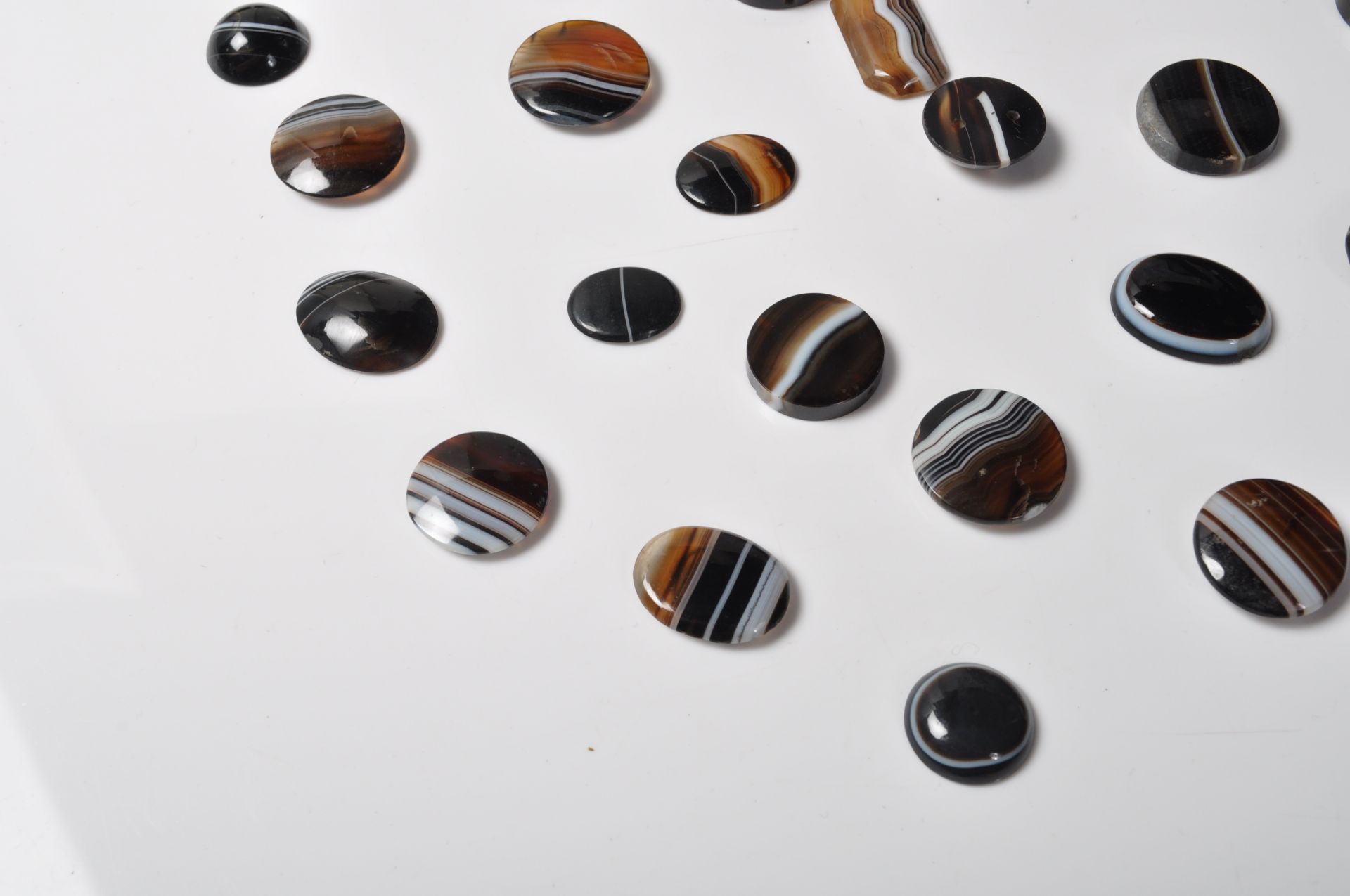 TWENTY FIVE VICTORIAN BANDED AGATE STONES - Image 5 of 6