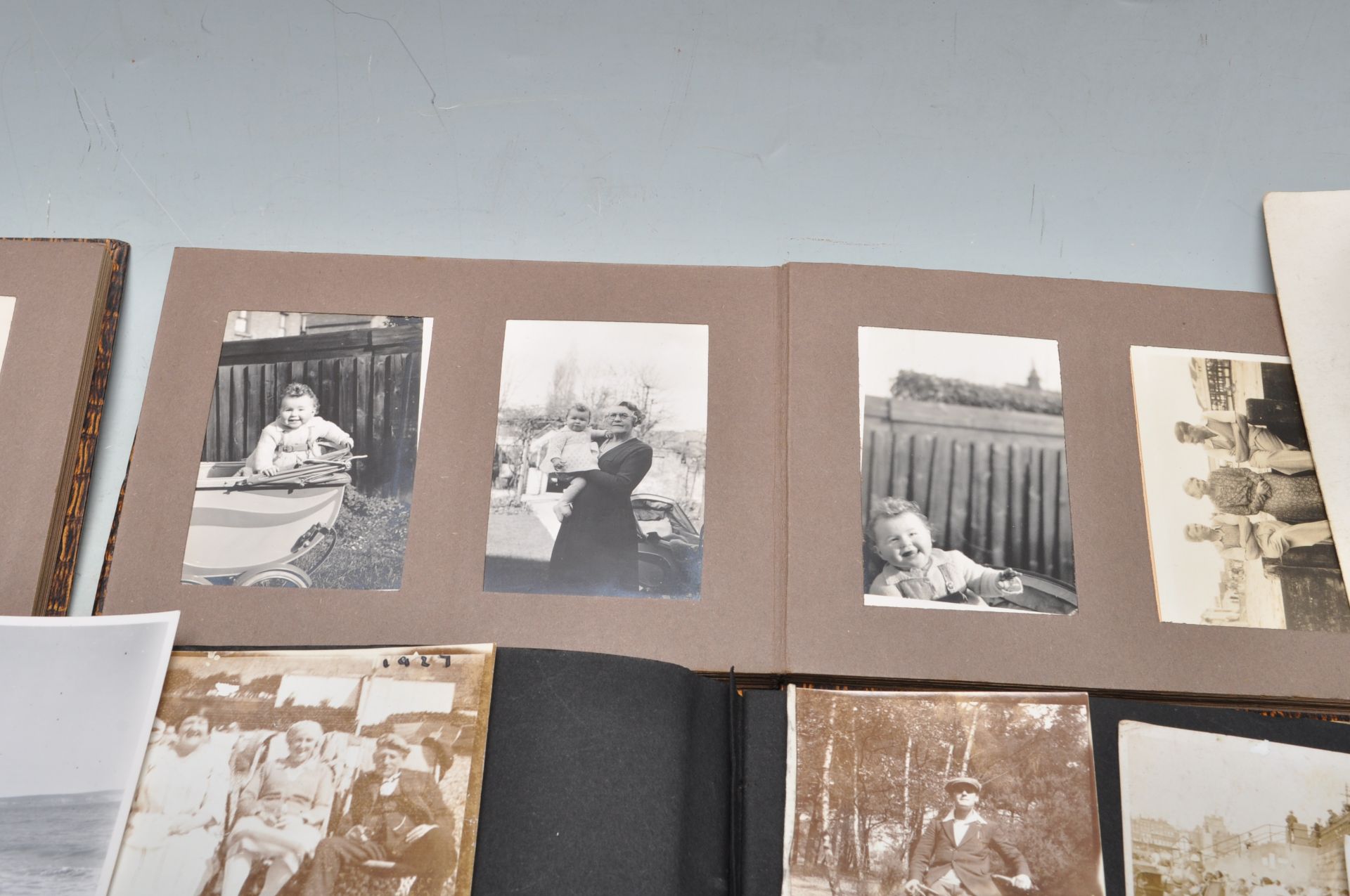 LARGE COLLECTION OF VINTAGE BLACK & WHITE FAMILY P - Bild 6 aus 22