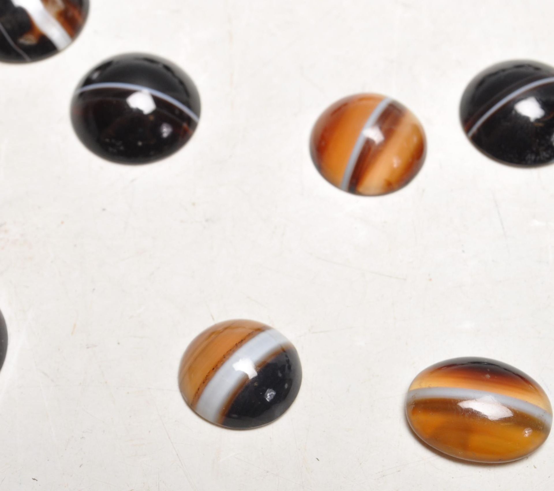 TWENTY FIVE VICTORIAN BANDED AGATE STONES - Bild 6 aus 7