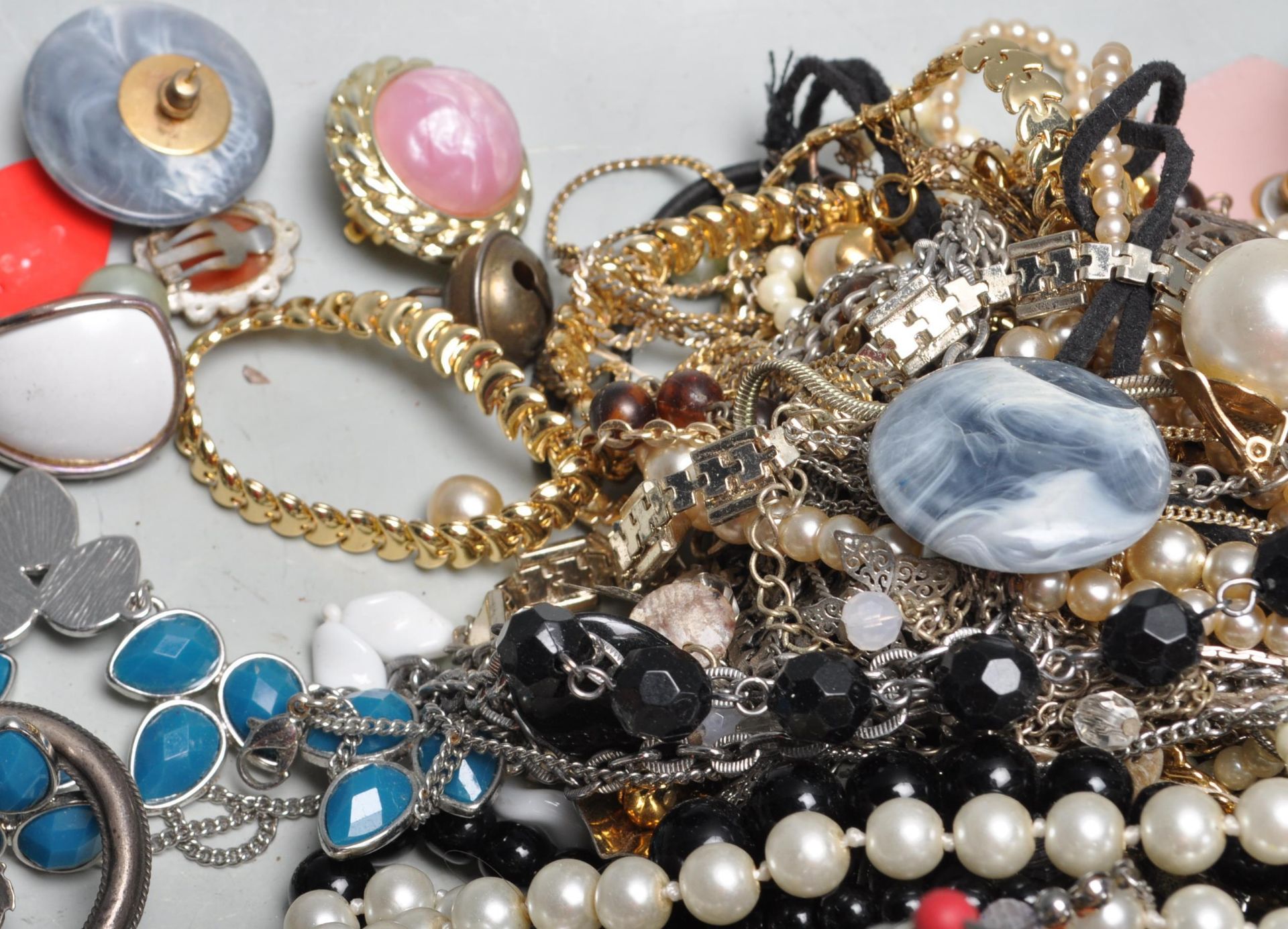 LARGE QUANTITY OF VINTAGE LATE 20TH CENTURY COSTUME JEWELLERY - Image 10 of 13