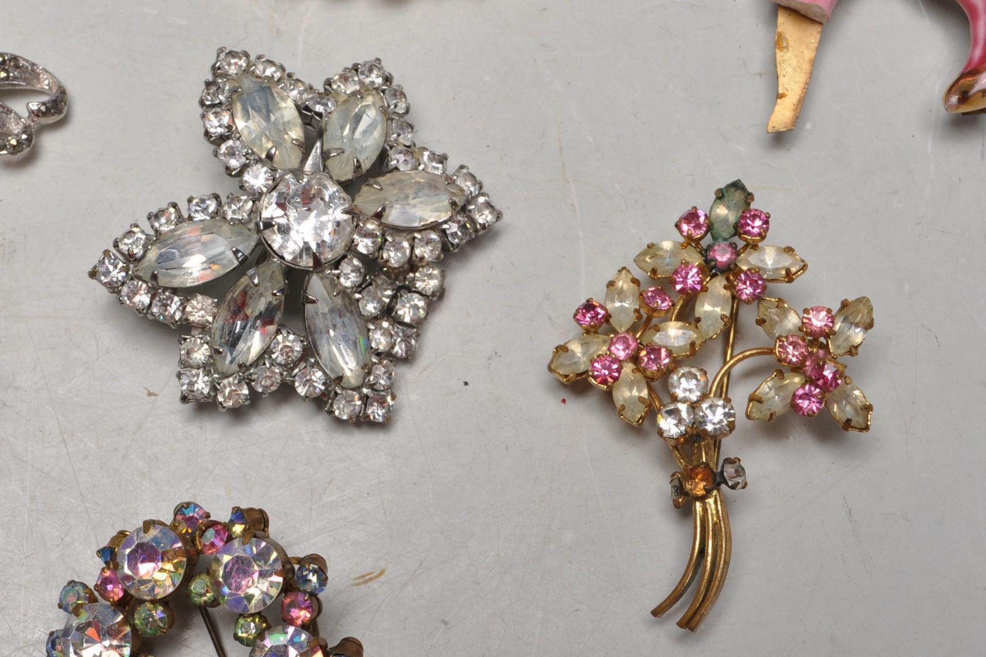 COLLECTION OF VINTAGE BROOCHES AND PINS - Bild 7 aus 9