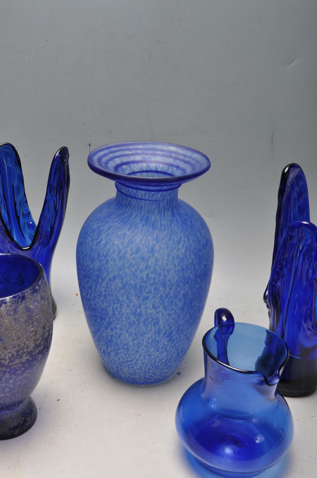 19TH CENTURY VICTORIAN AND 20TH CENTURY HAND-BLOWN COLOURED GLASS VASES - Image 4 of 9
