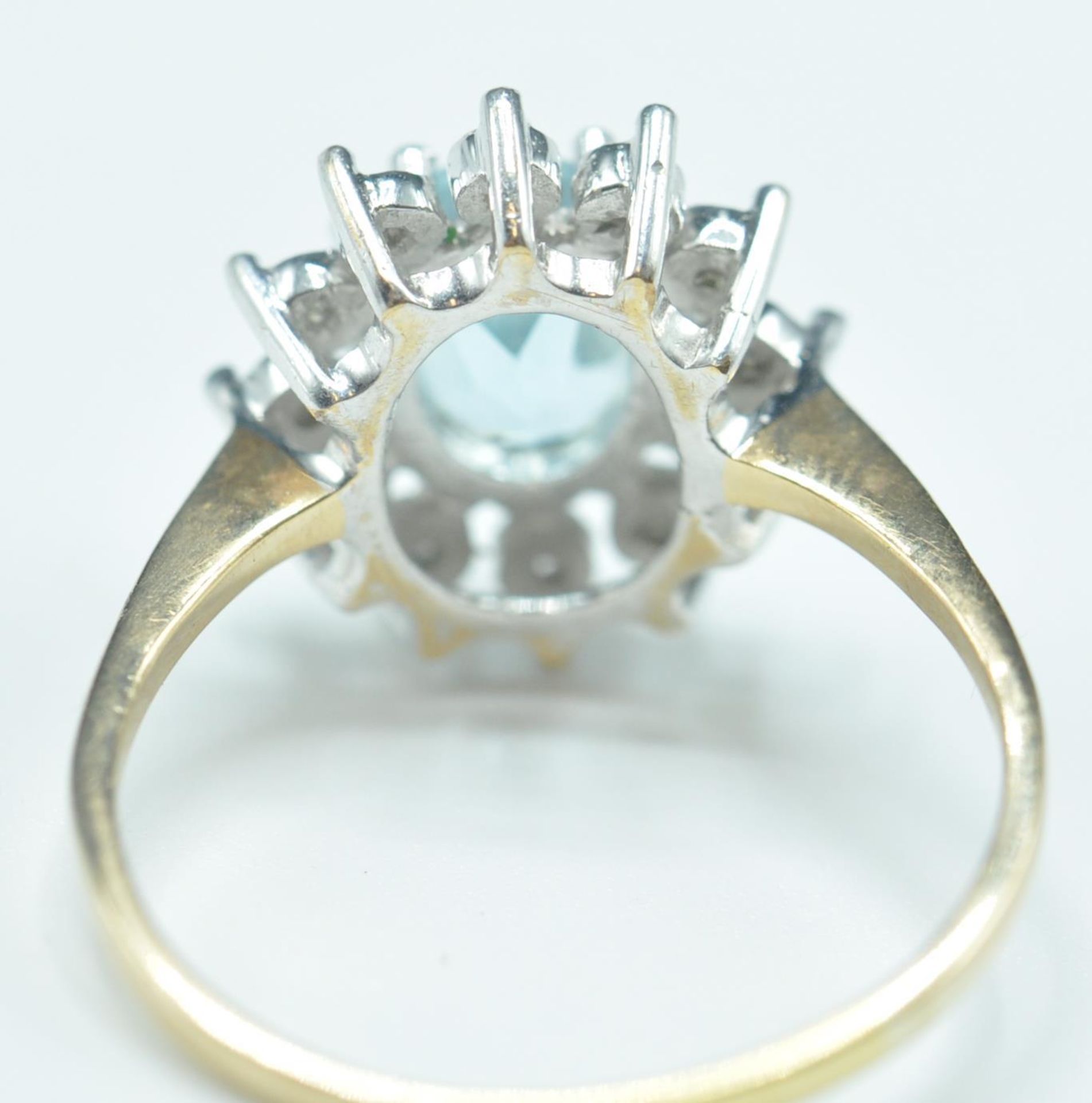 9CT GOLD AQUAMARINE & DIAMOND CLUSTER RING - Bild 6 aus 7