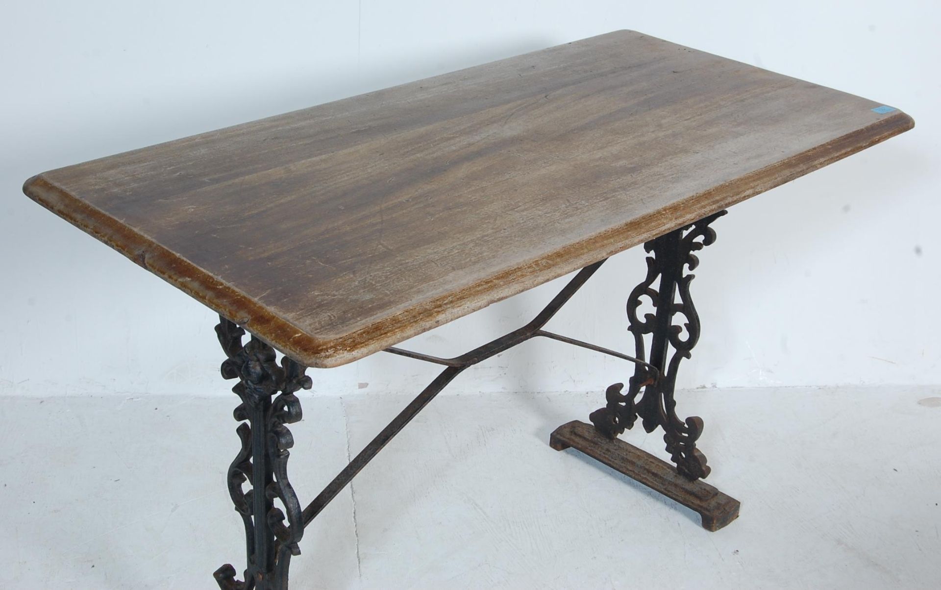 19TH CENTURY VICTORIAN CAST IRON AND WOOD GARDEN TABLE / PUB TABLE - Bild 3 aus 7