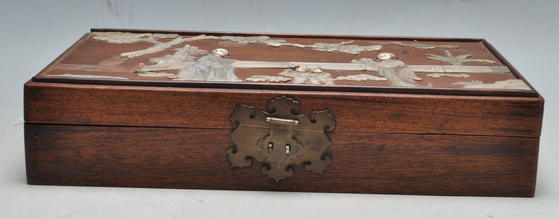 20TH CENTURY ANTIQUE STYLE CHINESE HARDWOOD BOX - Bild 4 aus 5