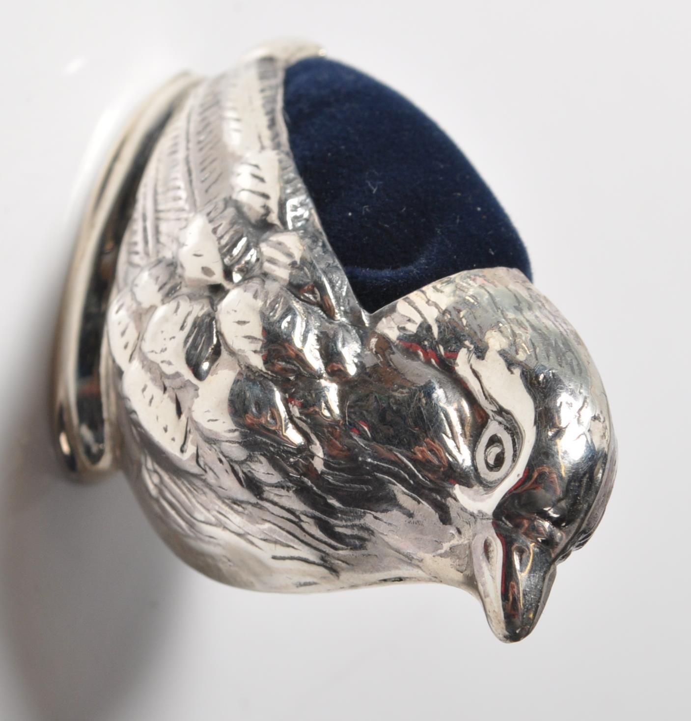 A STAMPED STERLING SILVER PINCUSHION IN THE FORM OF A ROBIN - Image 2 of 5