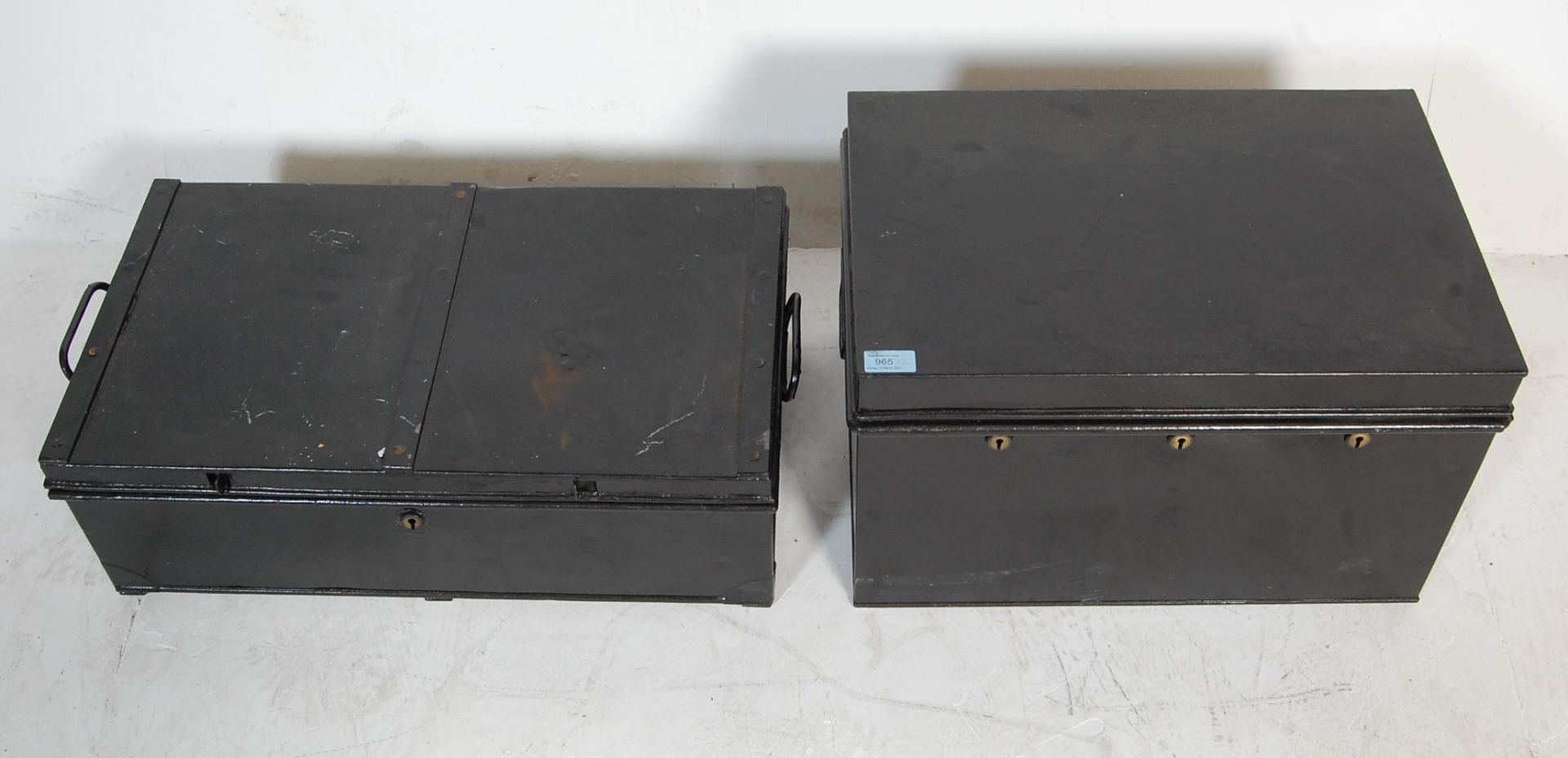 TWO EARLY 20TH CENTURY METAL SHIPPING TRUNKS - Bild 2 aus 6