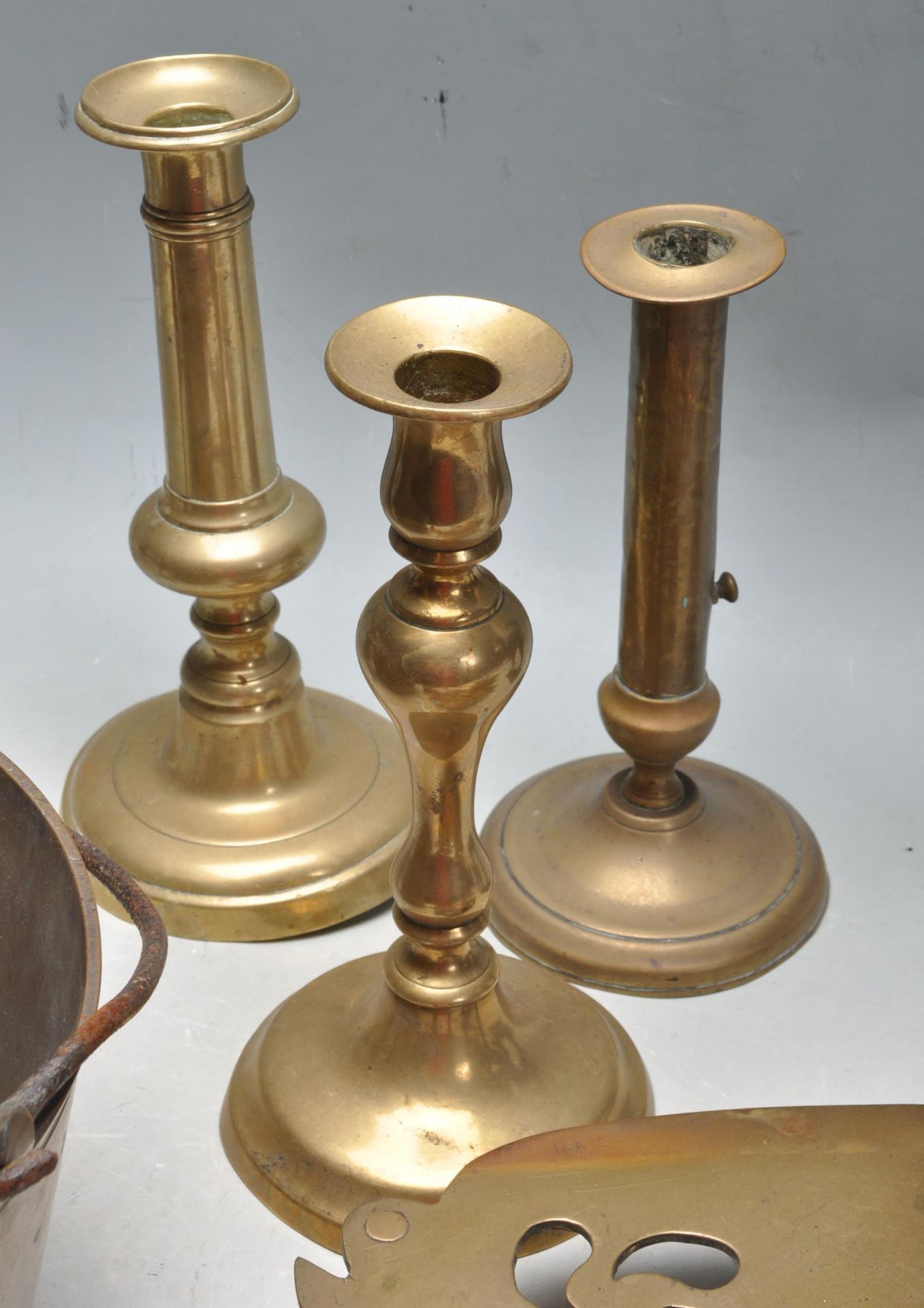 LARGE QUANTITY OF 19TH CENTURY VICTORIAN AND LATER BRASS AND CAST METAL ITEMS - Bild 6 aus 8