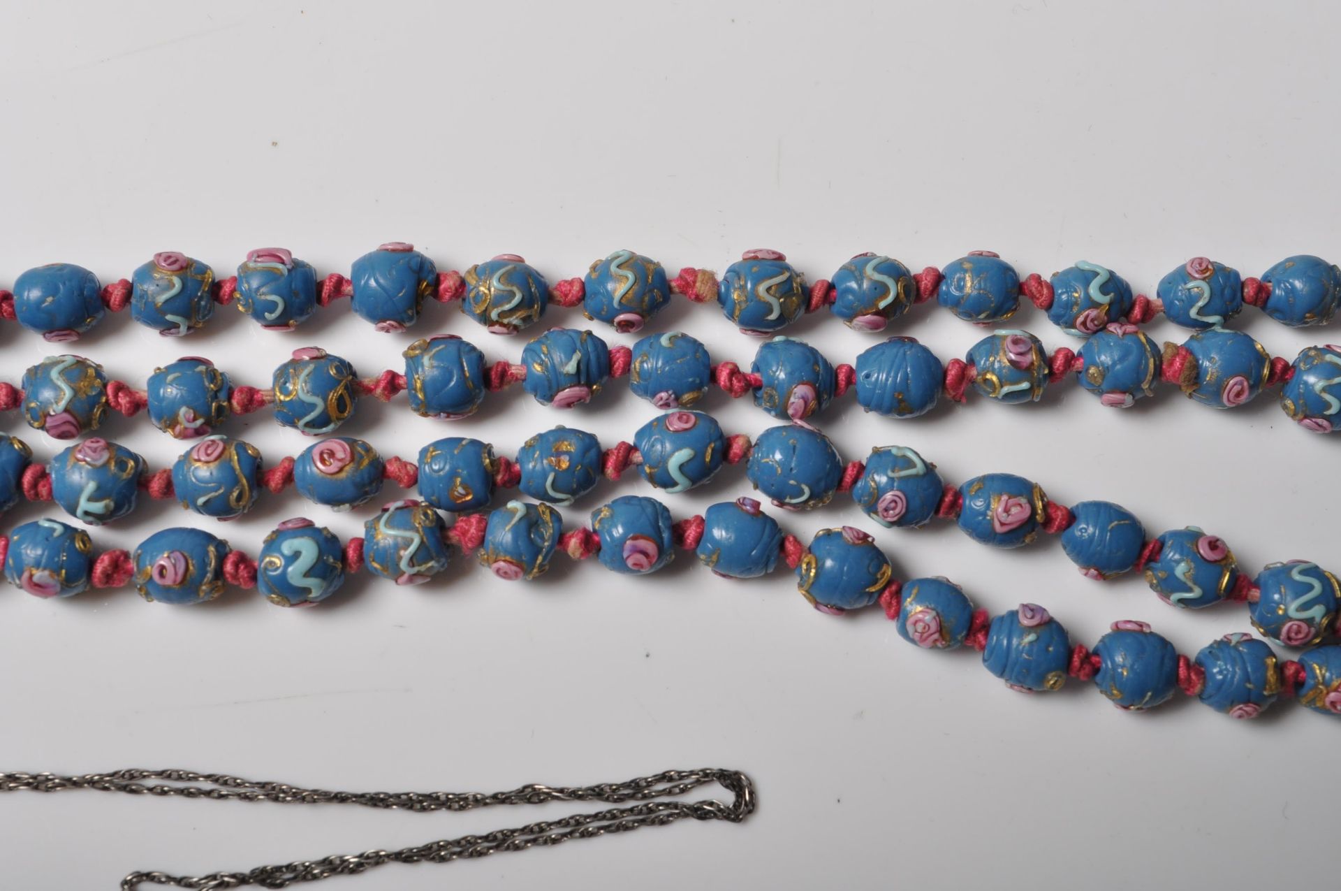 19TH CENTURY BOHEMIAN BEADED NECKLACE TOGETHER WITH A CHINESE GREEN STONE PENDANT NECKLACE - Bild 3 aus 5