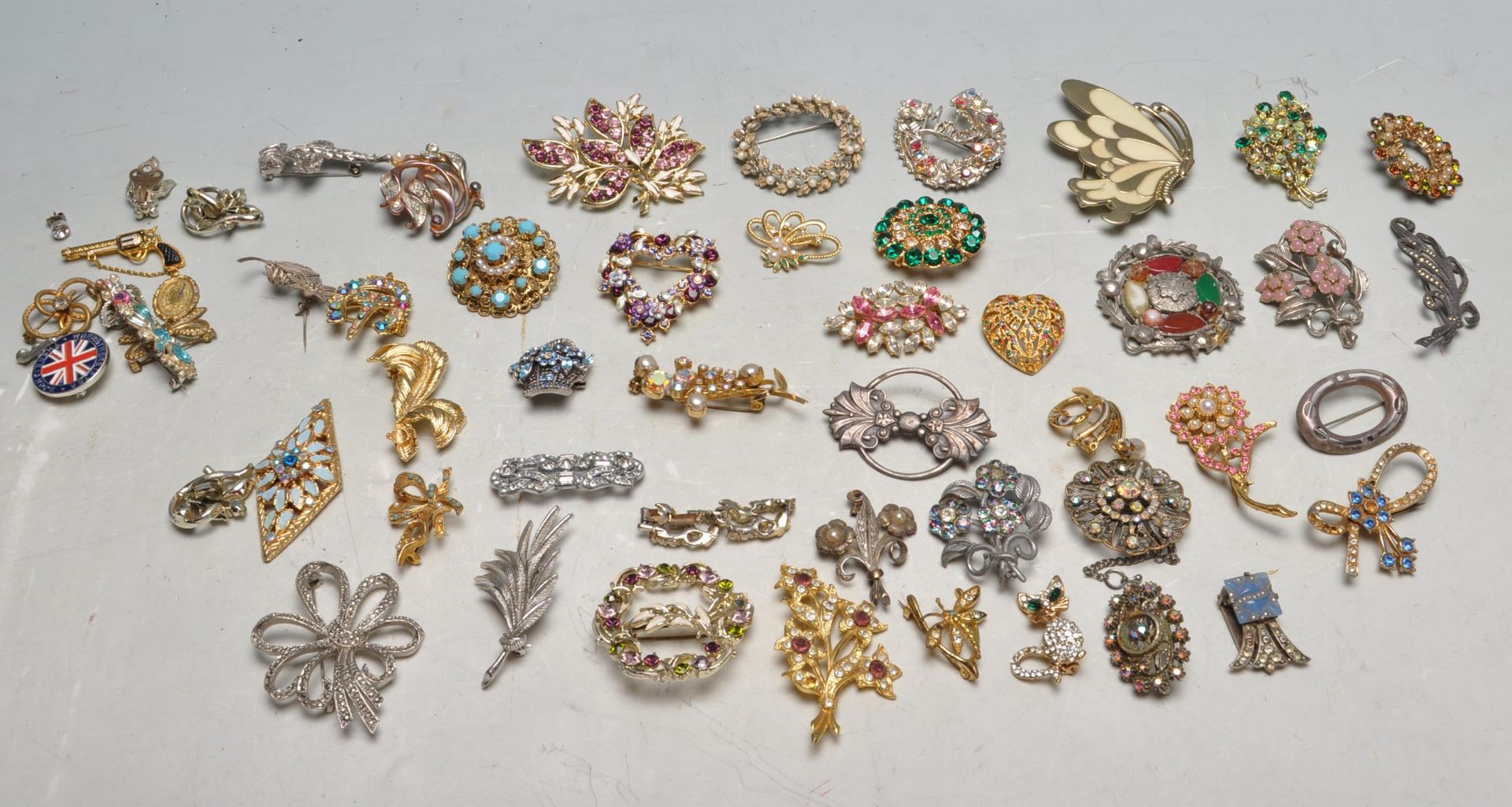 COLLECTION OF VINTAGE 20TH CENTURY COSTUME JEWELLERY