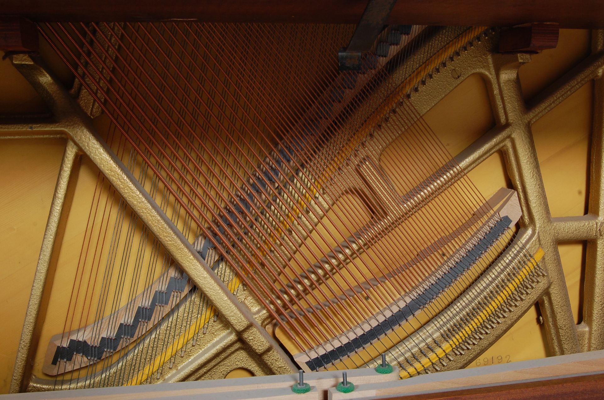 MID 20TH CENTURY KNIGHT UPRIGHT TEAK CASED PIANO - Bild 10 aus 14