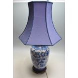 20TH CENTURY CHINE ORIENTAL BLUE AND WHITE TABLE LAMP