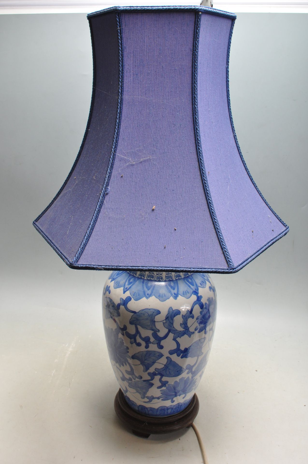 20TH CENTURY CHINE ORIENTAL BLUE AND WHITE TABLE LAMP