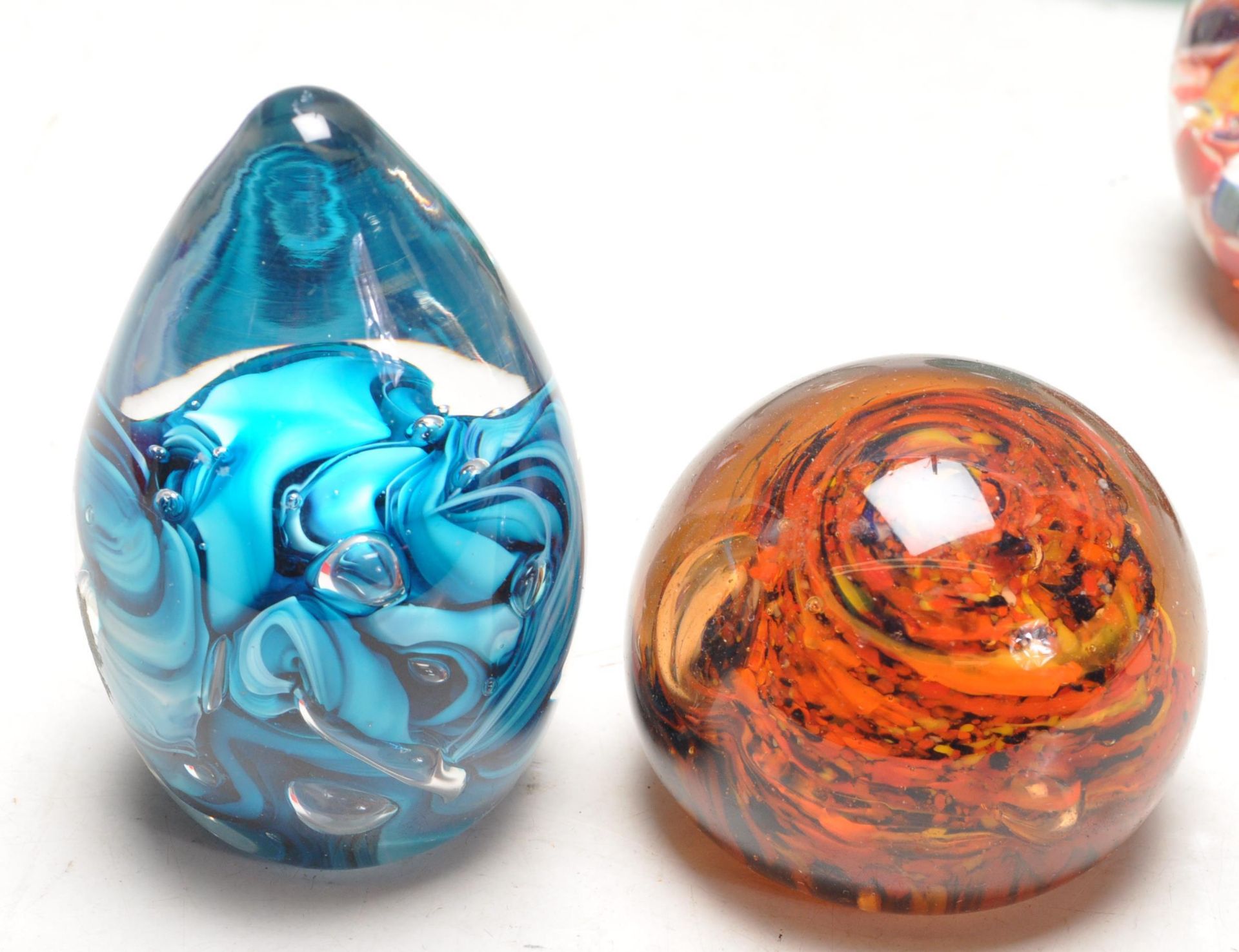 GROUP OF VINTAGE GLASS PAPERWEIGHTS - Bild 2 aus 8