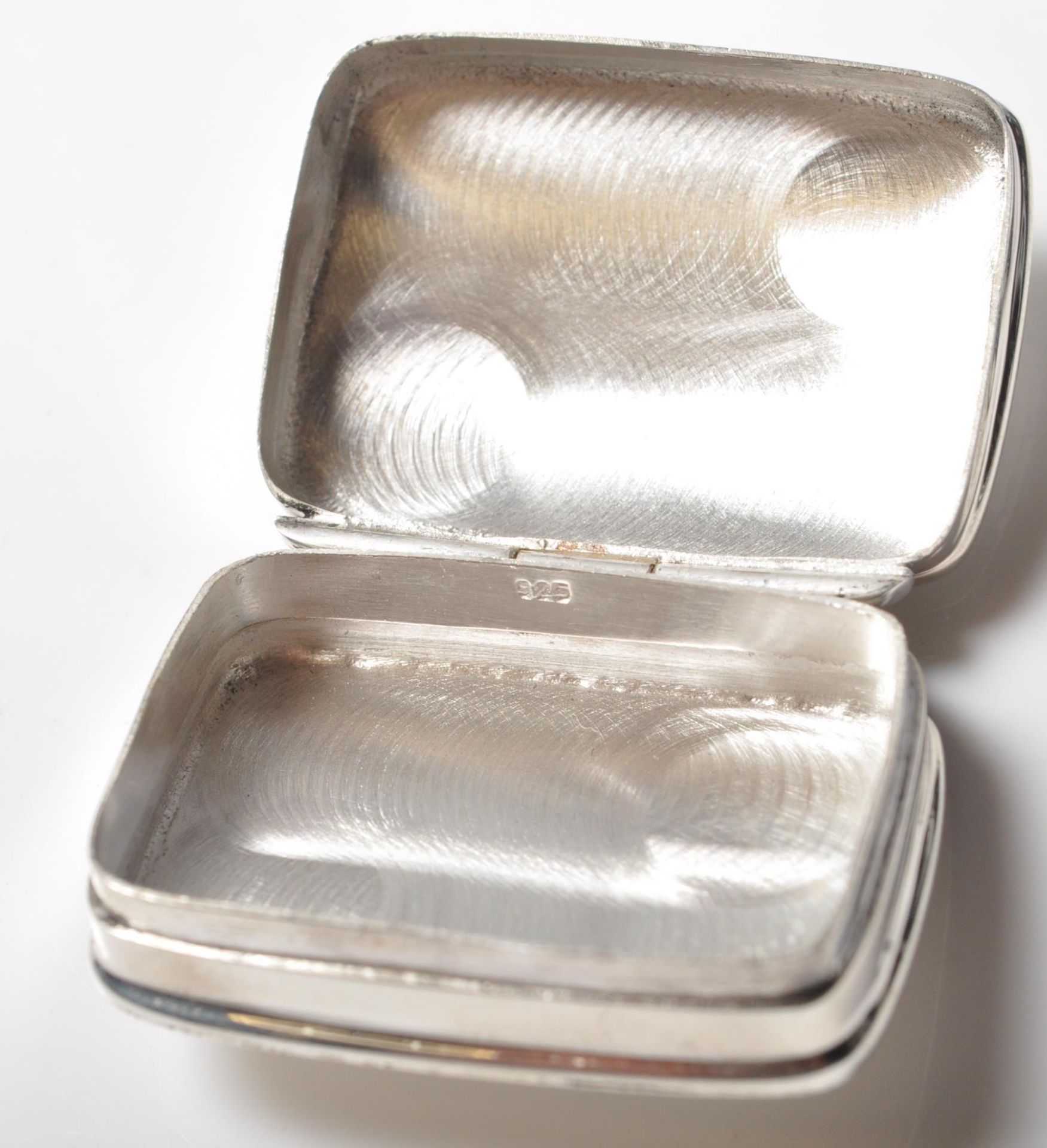 STAMPED .925 SILVER PILL BOX WITH ETCHED FOLIATE DECORATION - Bild 6 aus 6