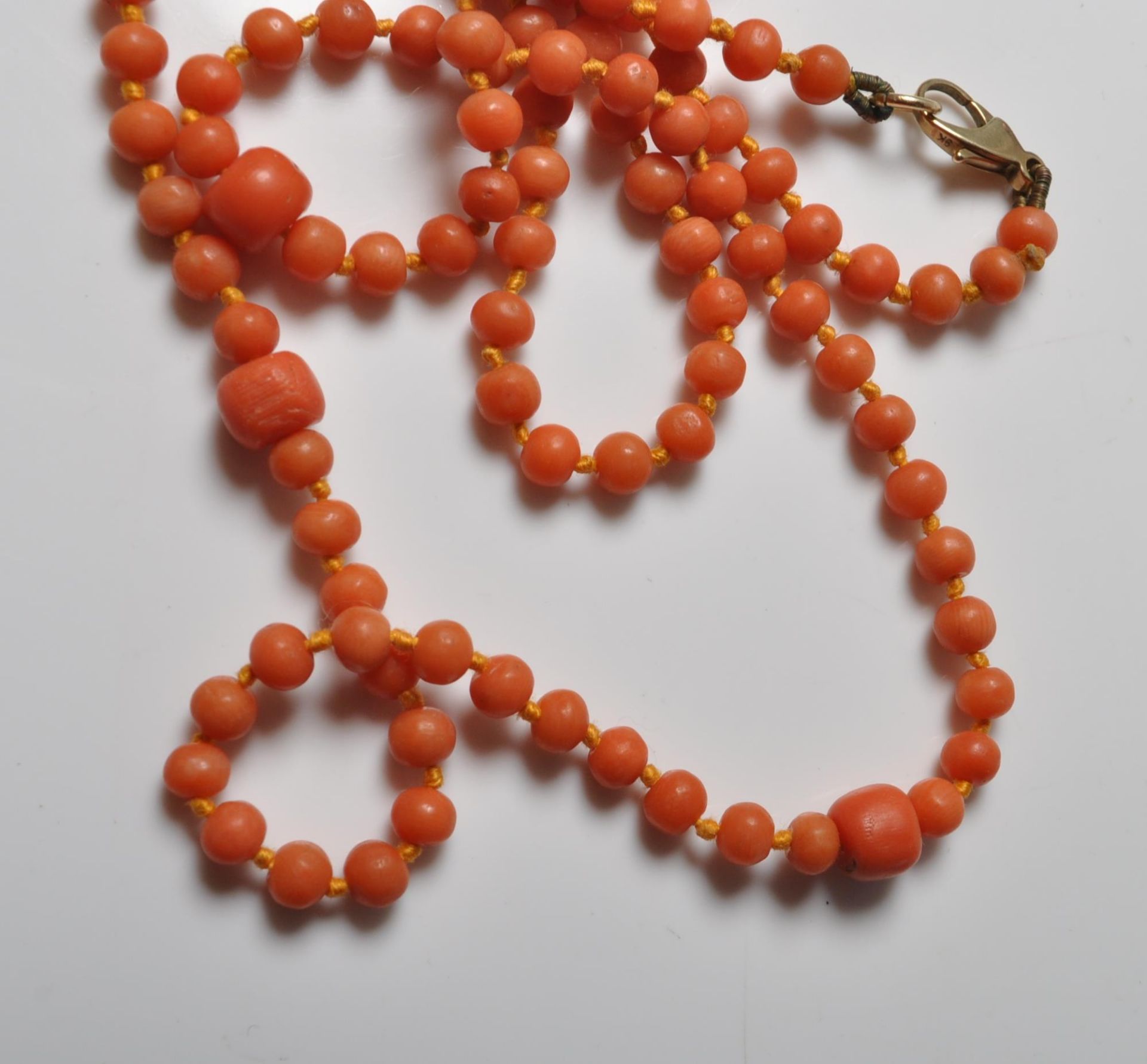 CORAL AND 9CT GOLD BEADED NECKLACE - Image 4 of 6