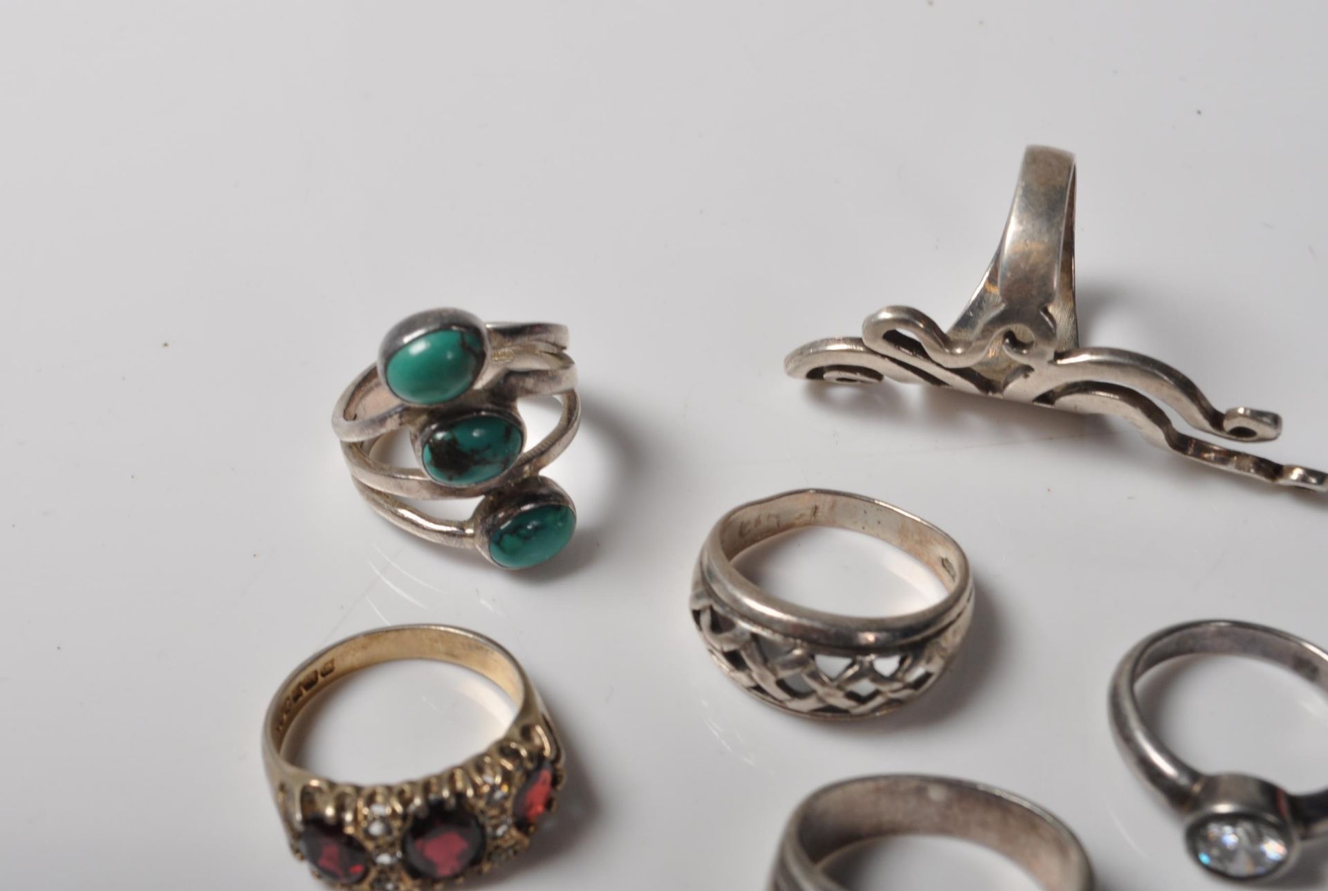 NINE MIXED CONTEMPORARY SILVER RINGS - Bild 6 aus 8