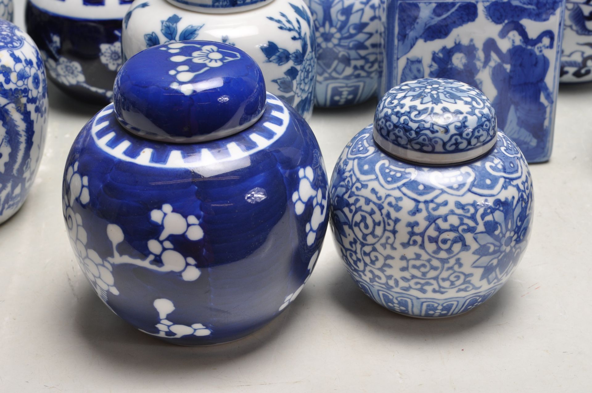 LARGE COLLECTION OF CHINESE ORIENTAL BLUE AND WHITE GINGER JARS - Bild 4 aus 13