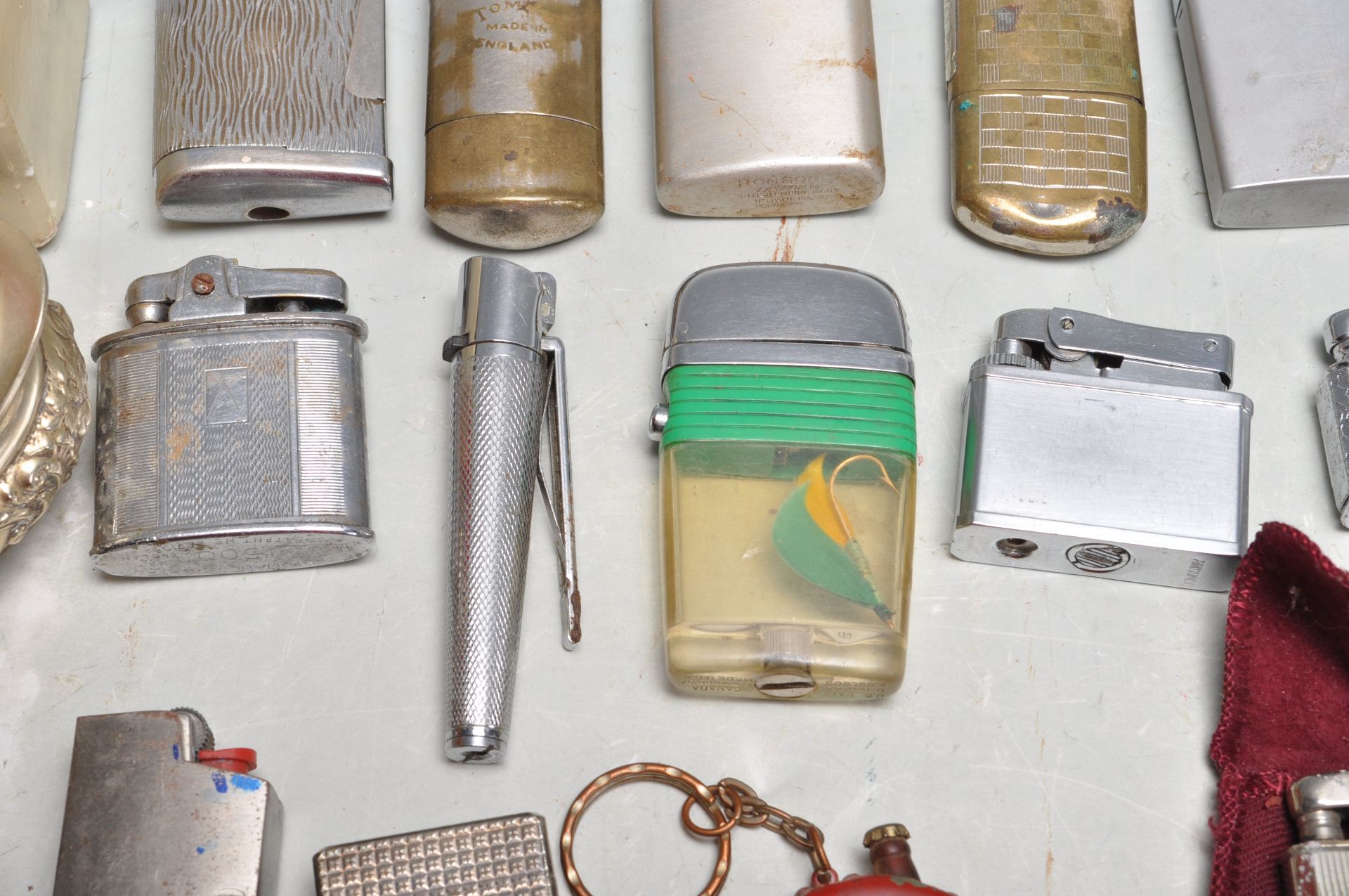 COLLECCTION OF MIXED CIGARETTE AND TABLE LIGHTERS - Bild 5 aus 12