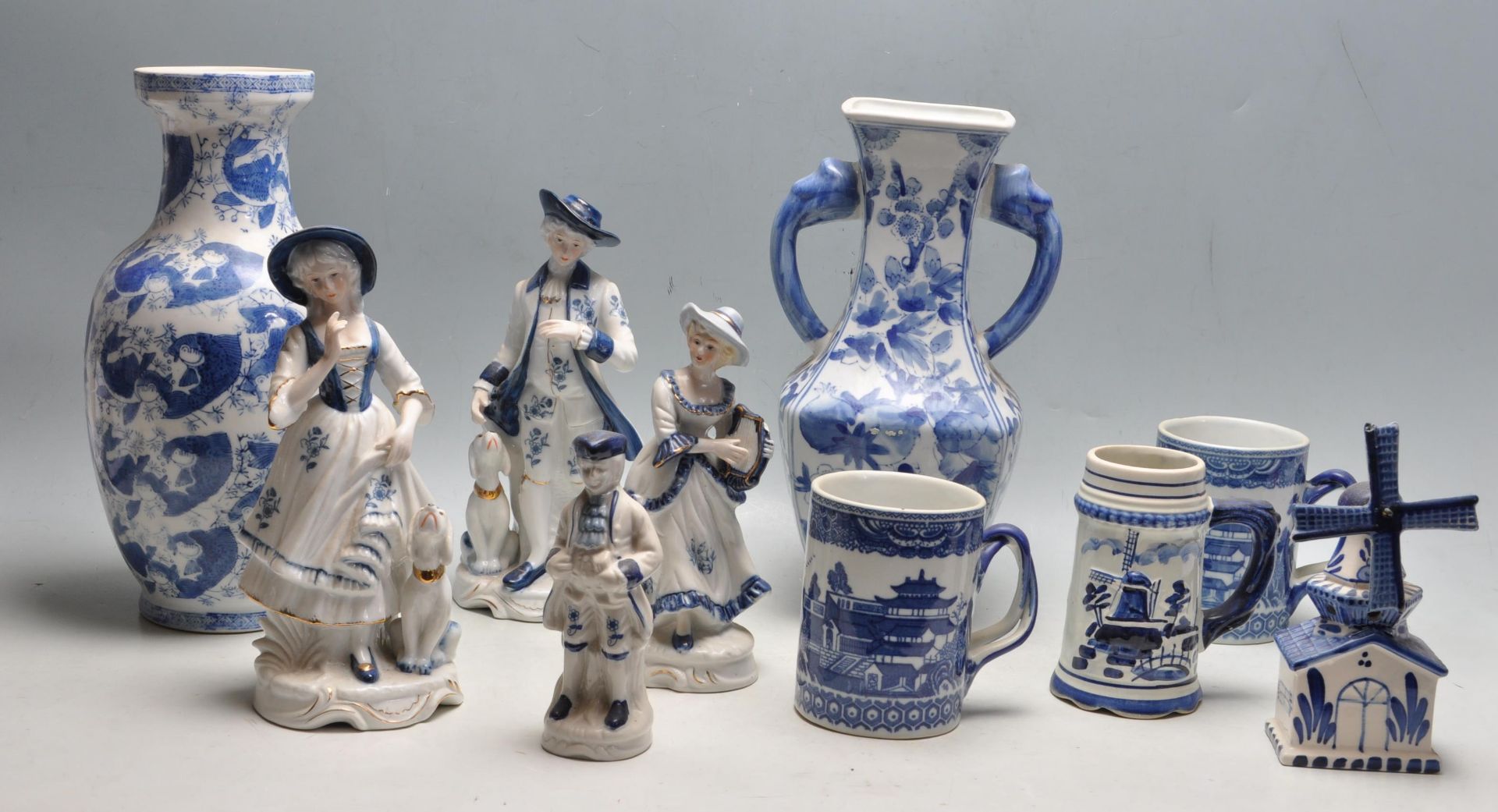 LARGE QUANTITY OF BLUE AND WHITE CERAMIC WARE / FIGURINES