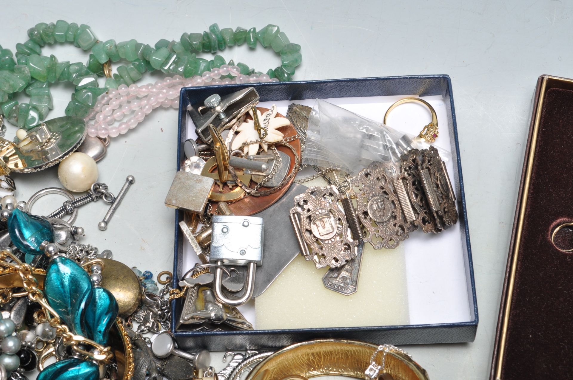 COLLECTION OF VINTAGE COSTUME JEWELLERY - Bild 8 aus 15