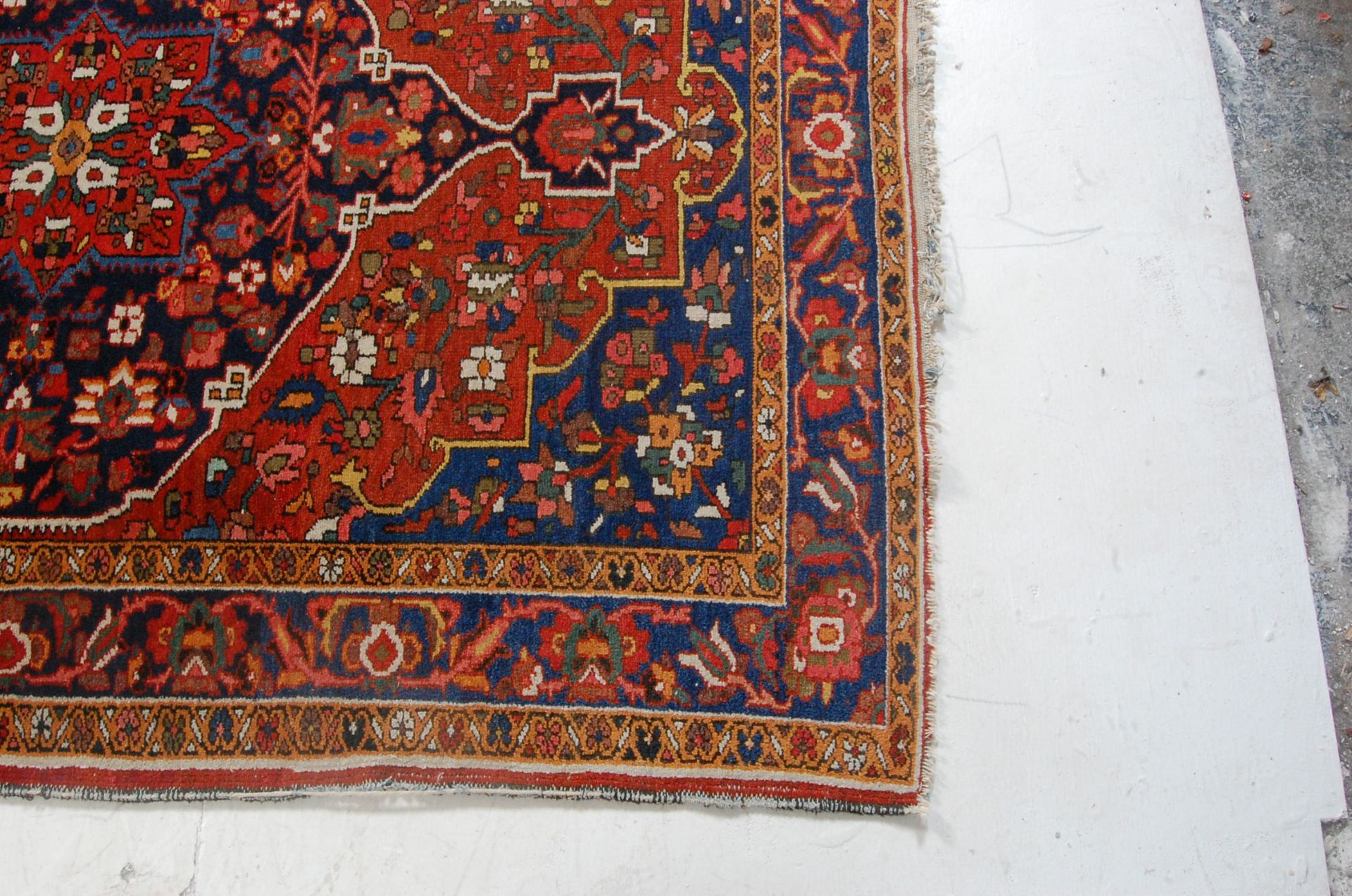 20TH CENTURY HAND WOVEN PERSIAN BAKHTIARI RUG - Bild 7 aus 10