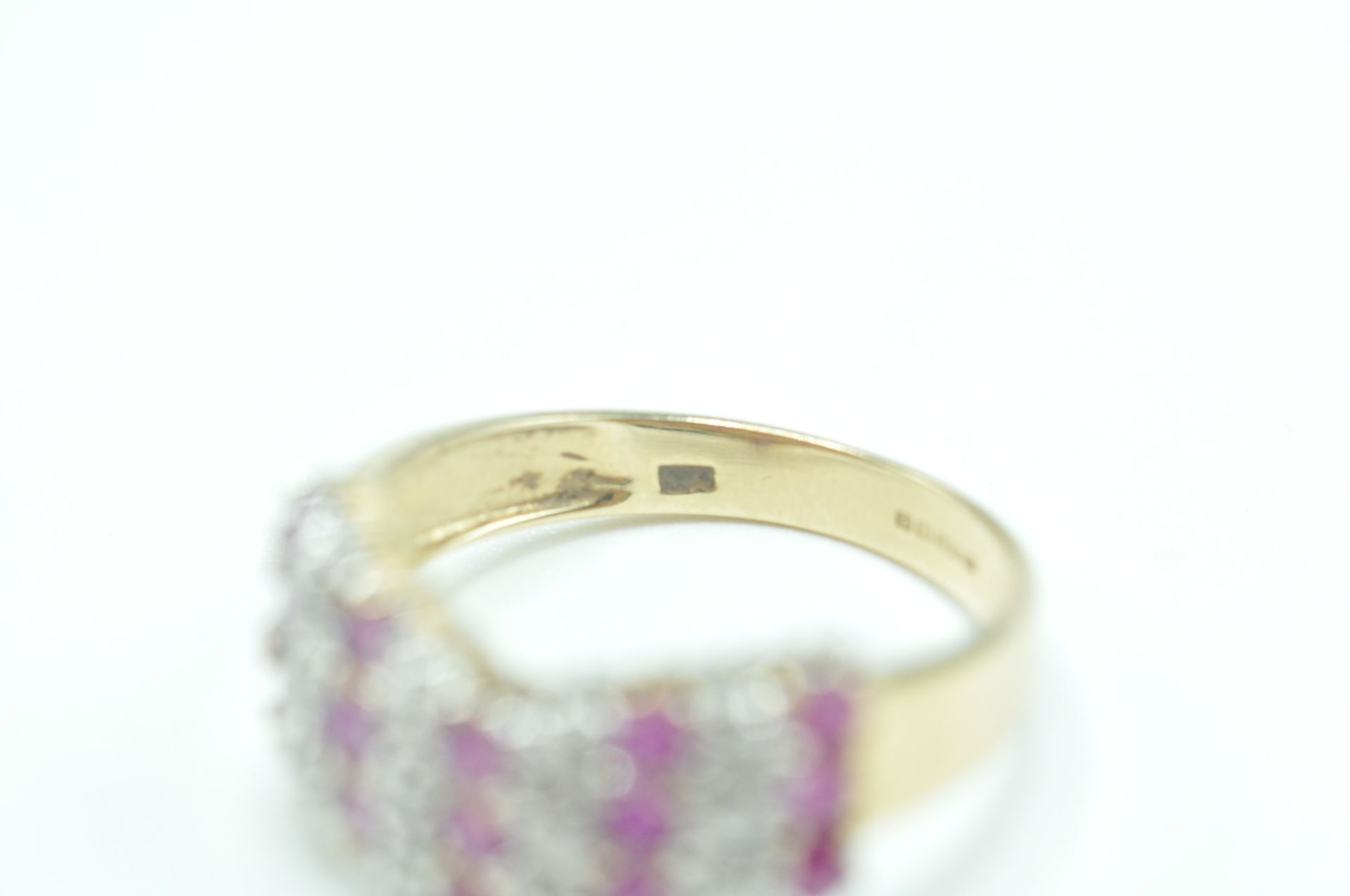 9CT GOLD PINK AND WHITE STONE RING - Image 4 of 6