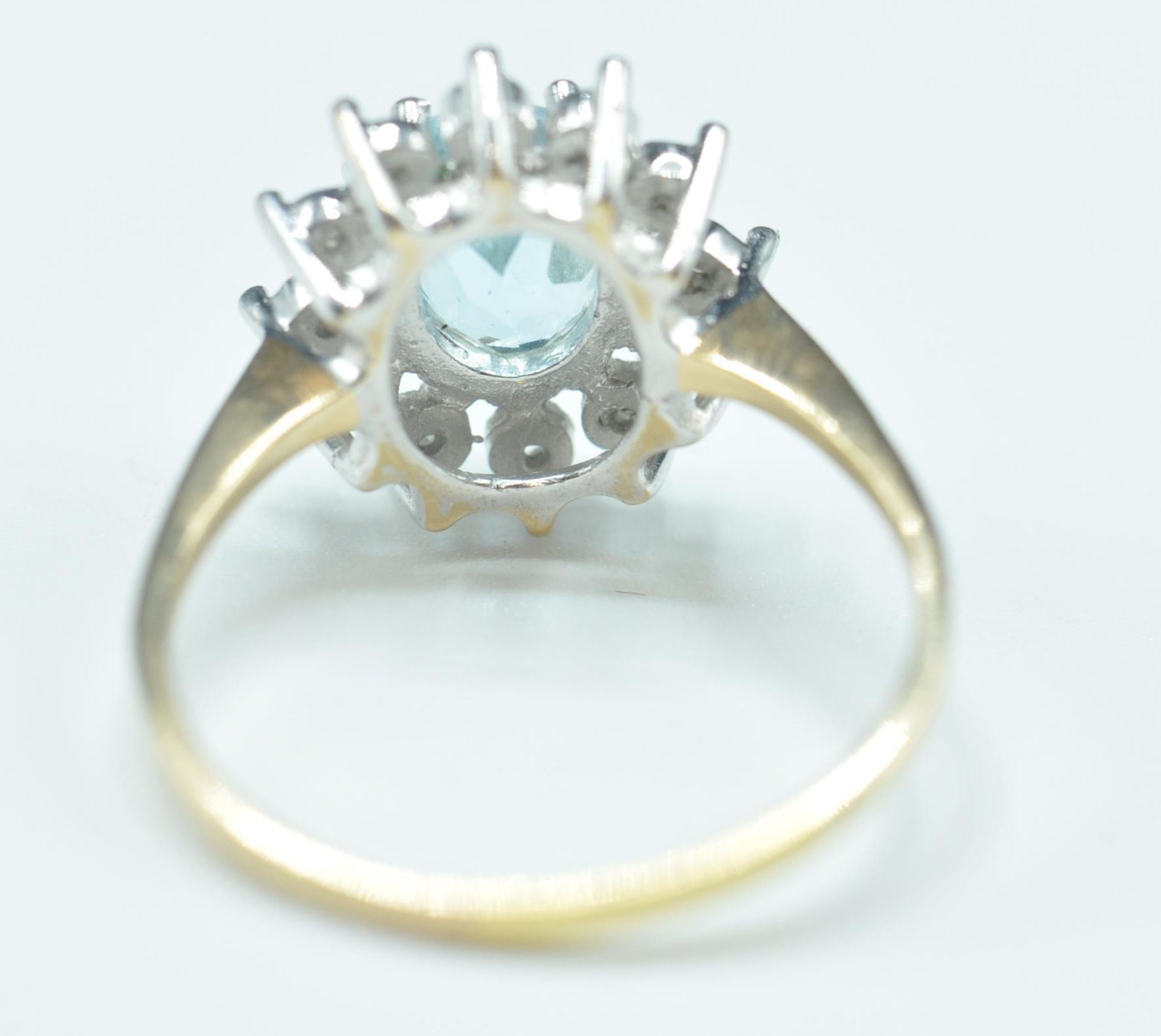 9CT GOLD AQUAMARINE & DIAMOND CLUSTER RING - Bild 5 aus 7