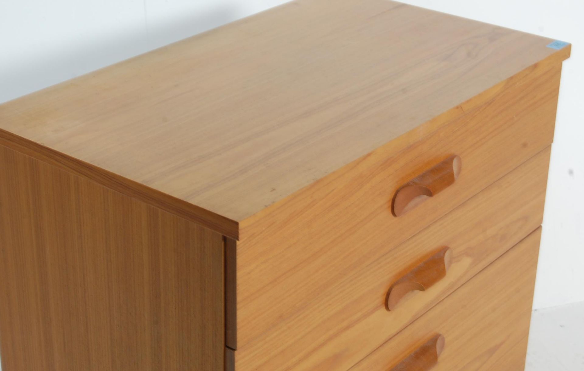 LATE 20TH CENTURY RETRO TEAK VENEER CHEST OF DRAWERS - Bild 3 aus 6