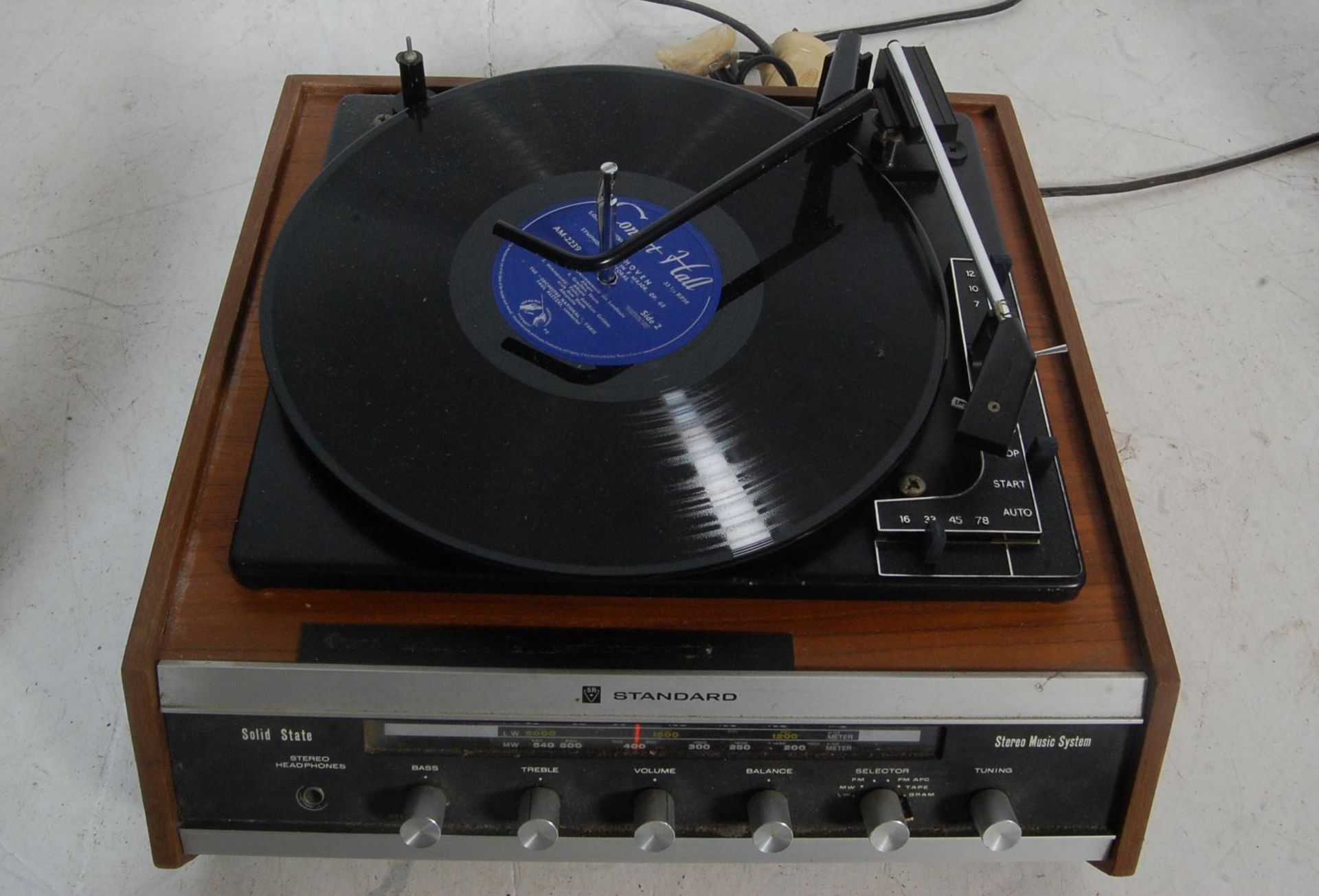 TWO VINTAGE RETRO 20TH CENTURY TEAK WOOD CASE RECORD PLAYERS AND TWO PAIRS OF SPEAKERS - Bild 4 aus 23