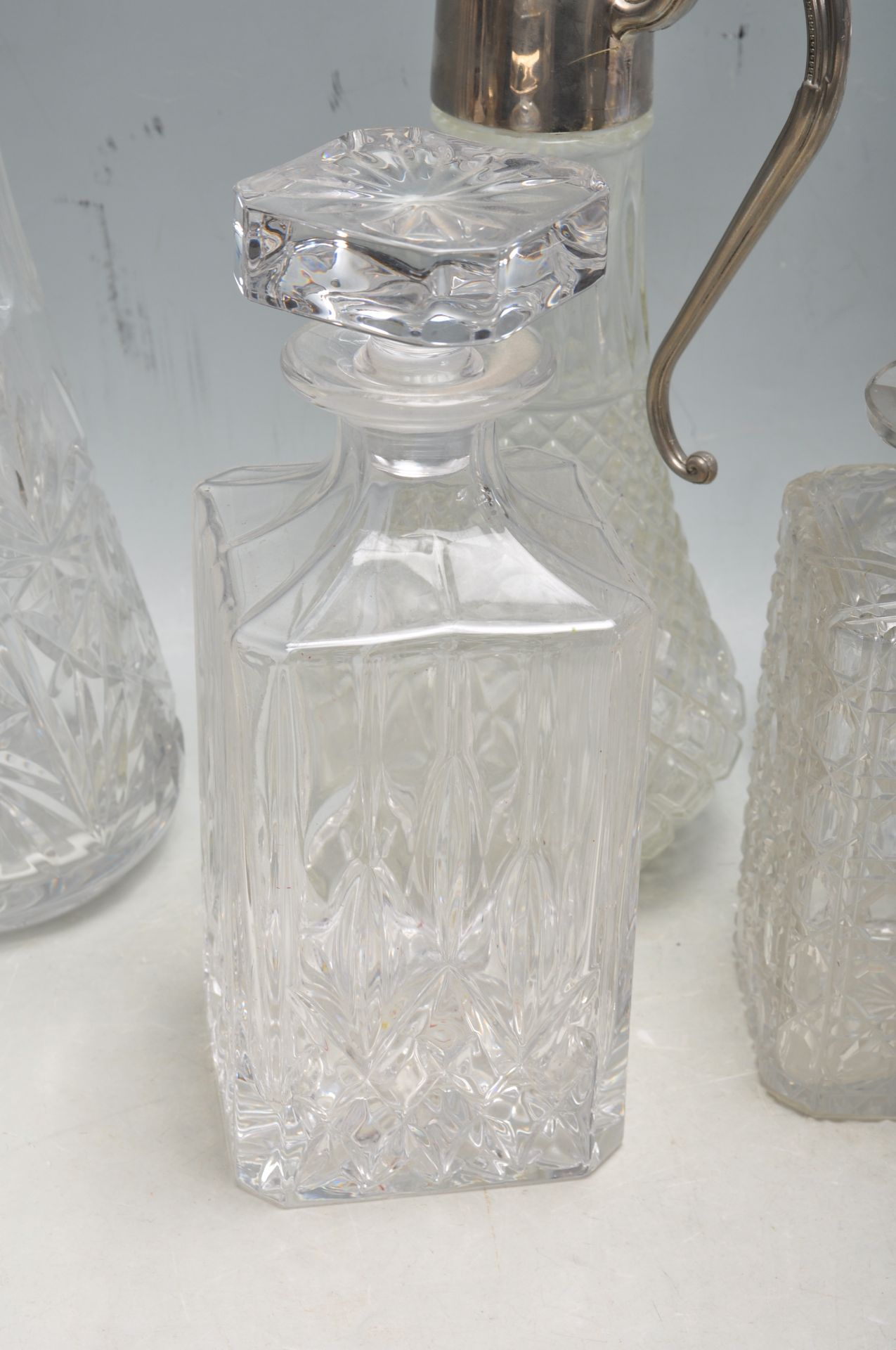 GROUP OF 2OTH CENTURY CUT GLASS DECANTERS - Bild 4 aus 9