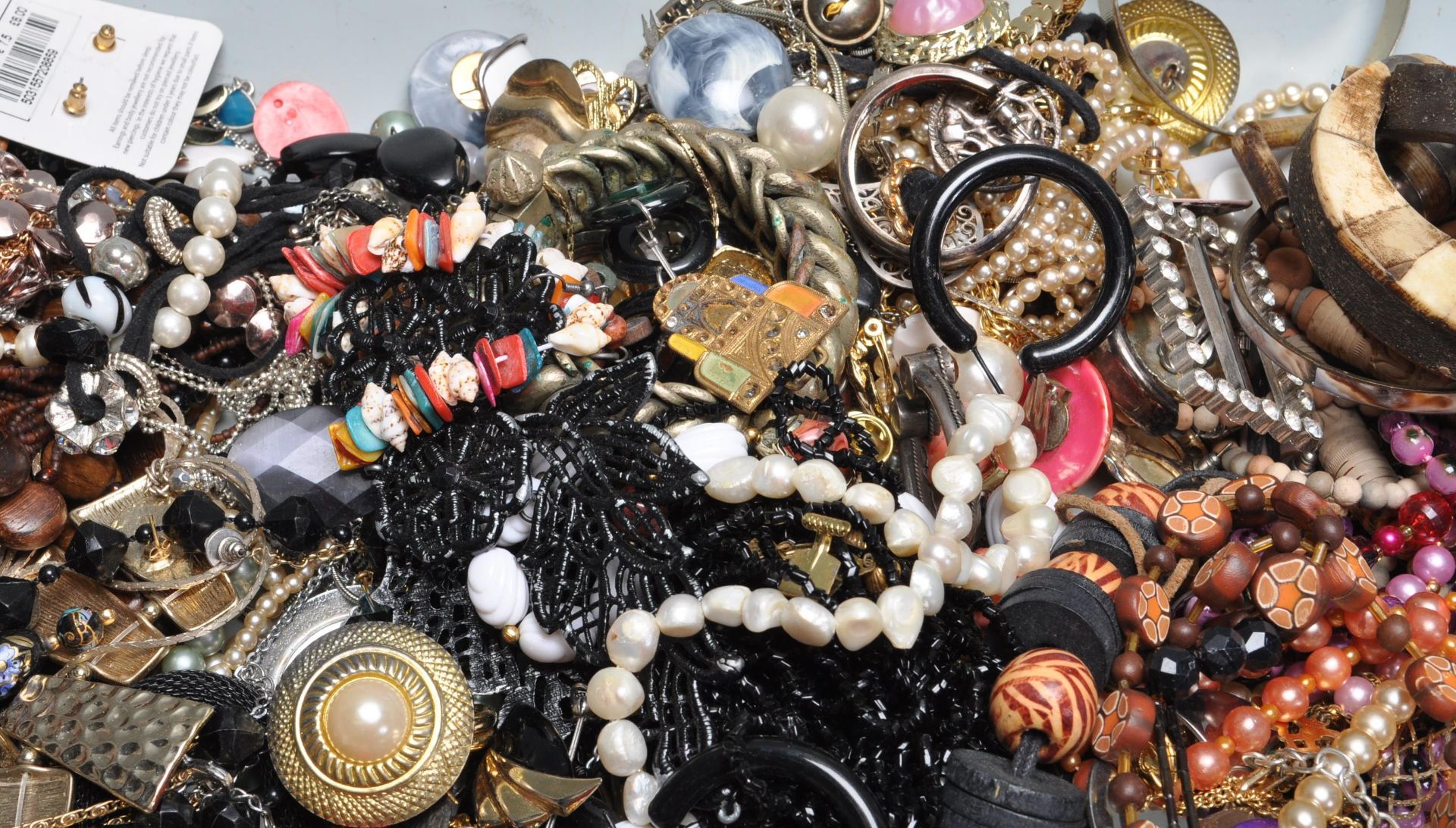 LARGE QUANTITY OF VINTAGE LATE 20TH CENTURY COSTUME JEWELLERY - Bild 4 aus 13