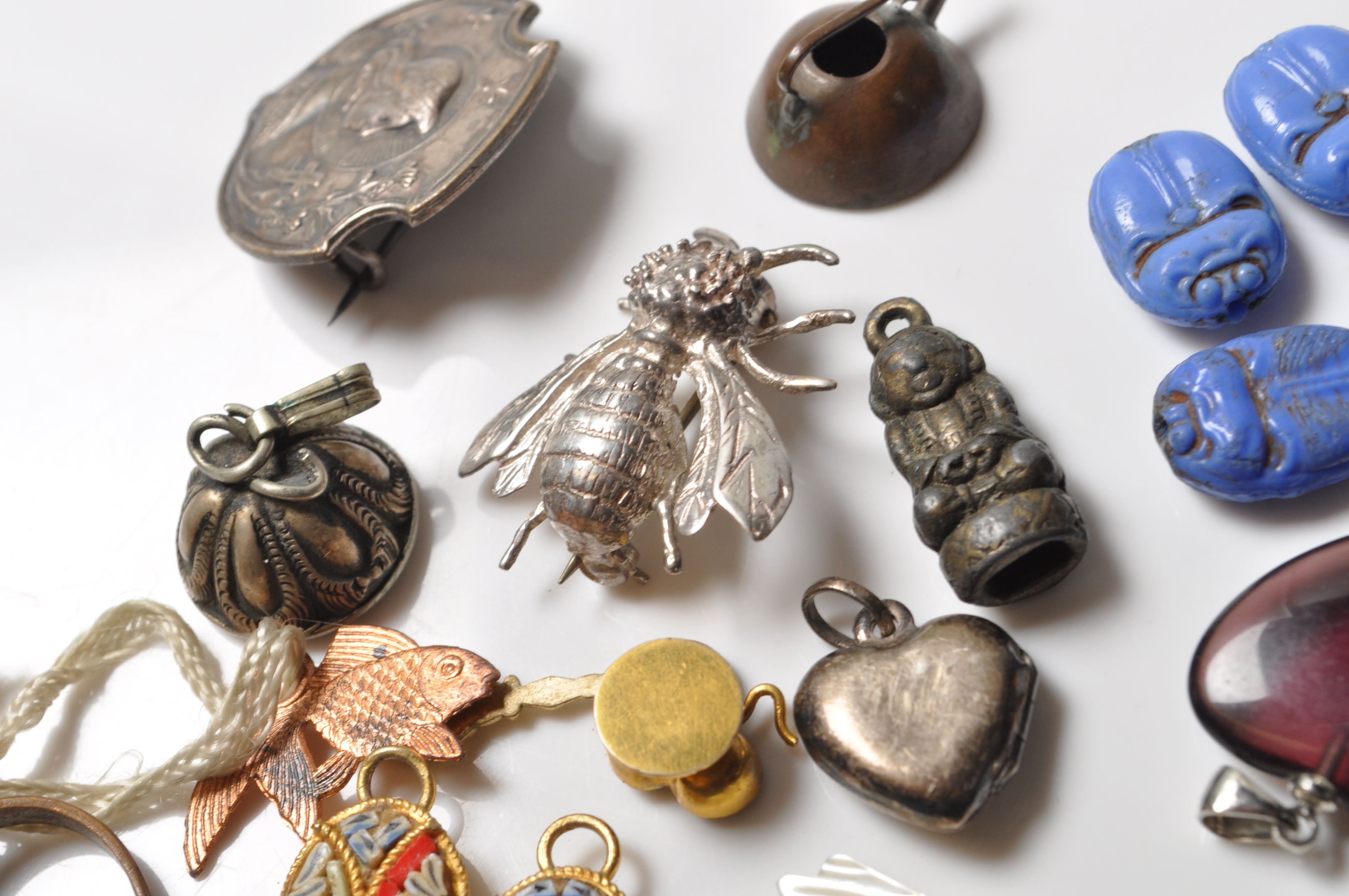 COLLECTION OF ANTIQUE AND LATER JEWELLERY FINDNGS - Image 4 of 8