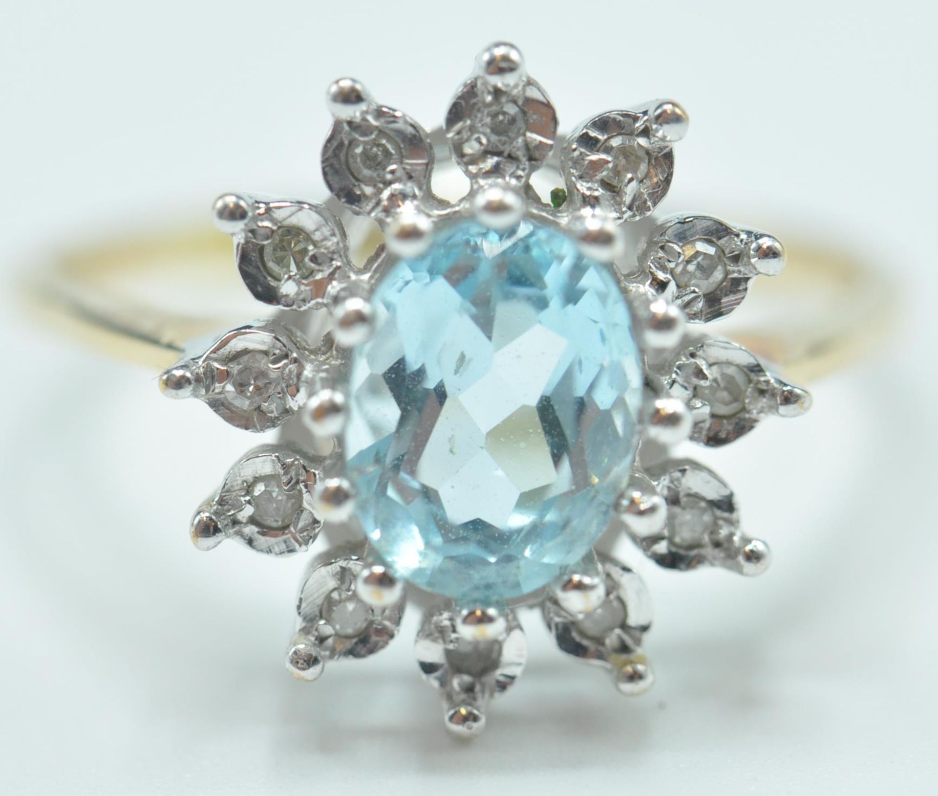 9CT GOLD AQUAMARINE & DIAMOND CLUSTER RING - Bild 2 aus 7