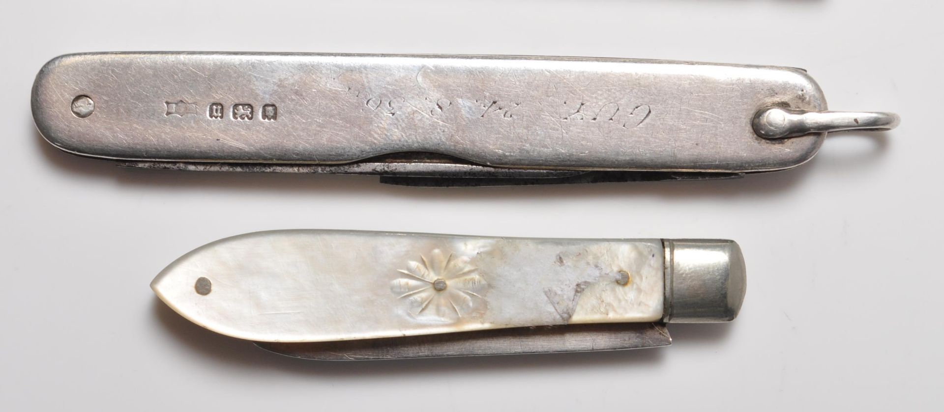 TWO HALLMARKED STERLING SILVER PENKNIVES AND TWO HALLMARKED STERLING SILVER PENCILS. - Image 3 of 8