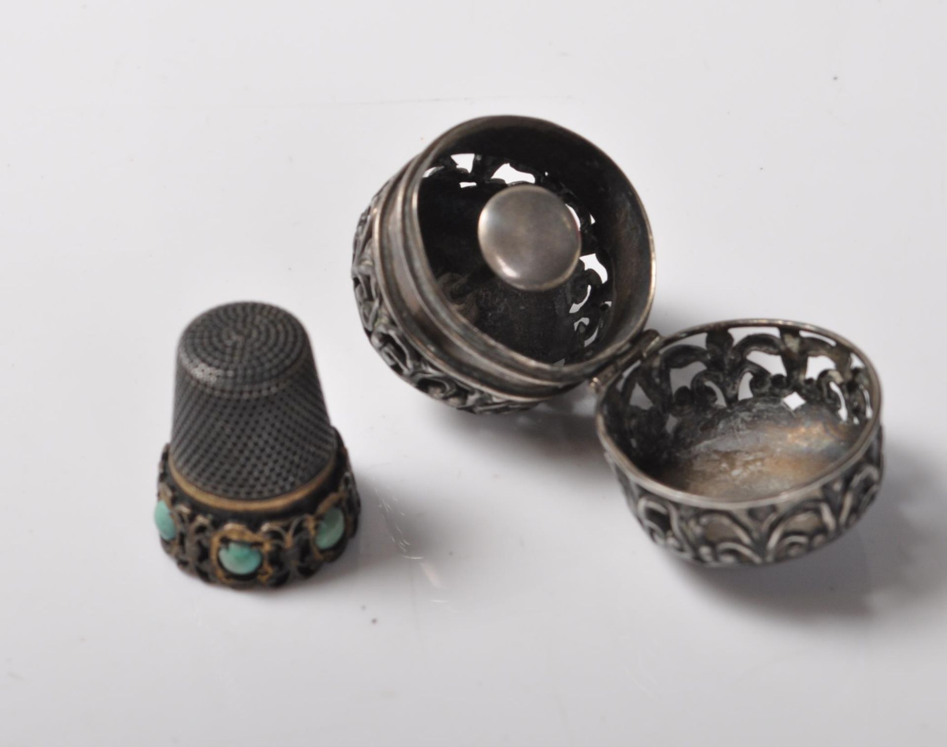 ANTIQUE SILVER AND TURQUOISE THIMBLE IN FITTED CASE - Bild 3 aus 4