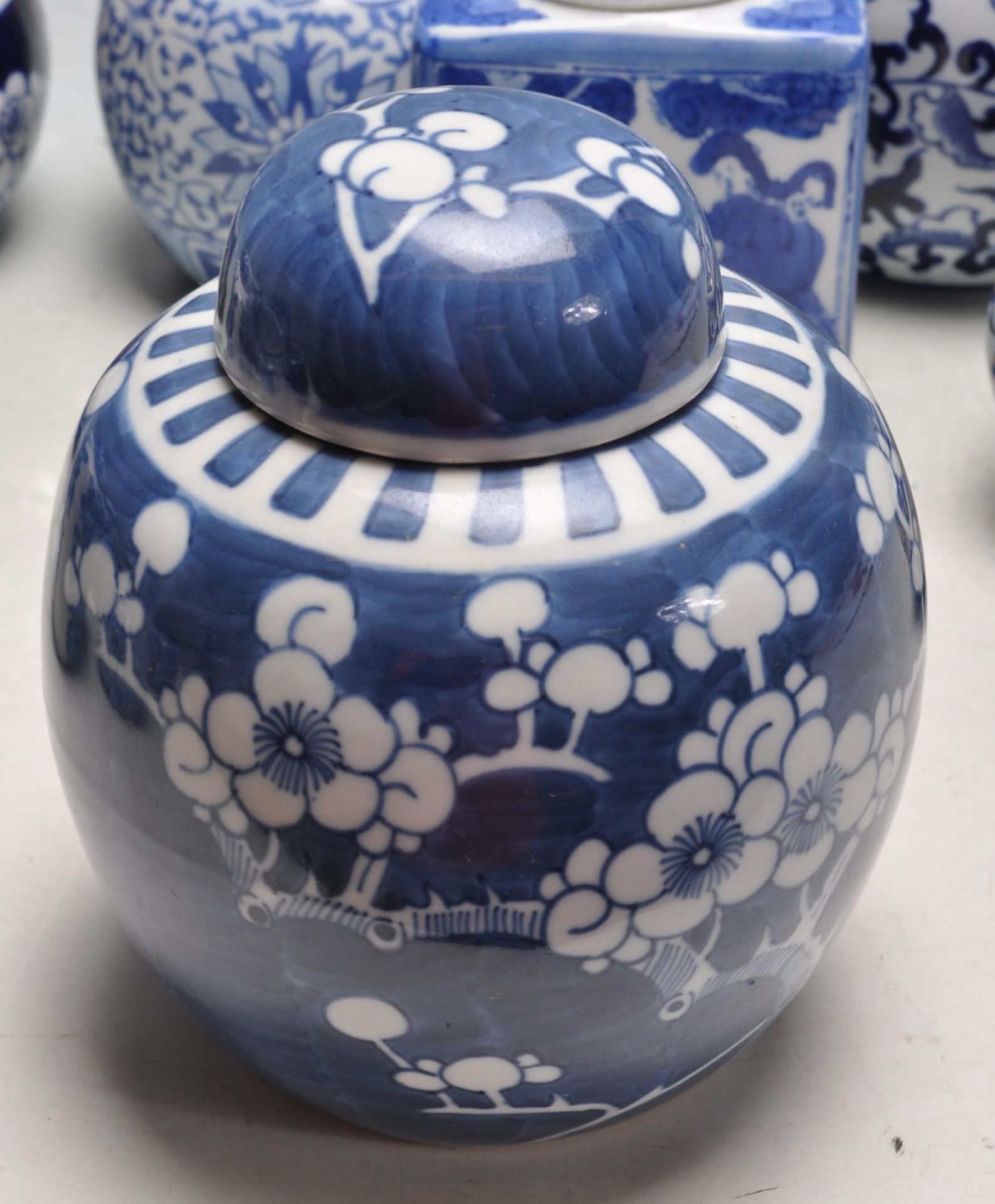 LARGE COLLECTION OF CHINESE ORIENTAL BLUE AND WHITE GINGER JARS - Bild 8 aus 13