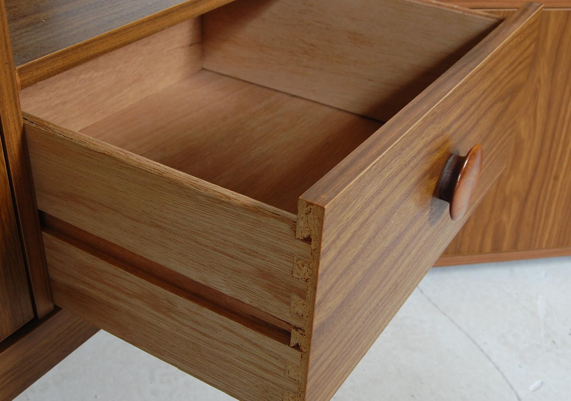 1970’S TEAK WOOD VENEER DRESSING TABLE AND CHEST OF DRAWERS - Bild 6 aus 9