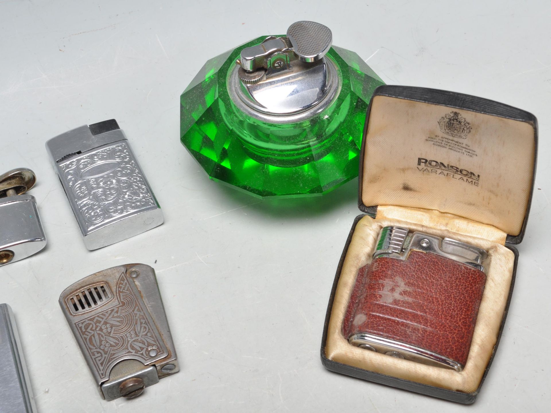 COLLECCTION OF MIXED CIGARETTE AND TABLE LIGHTERS - Bild 9 aus 12