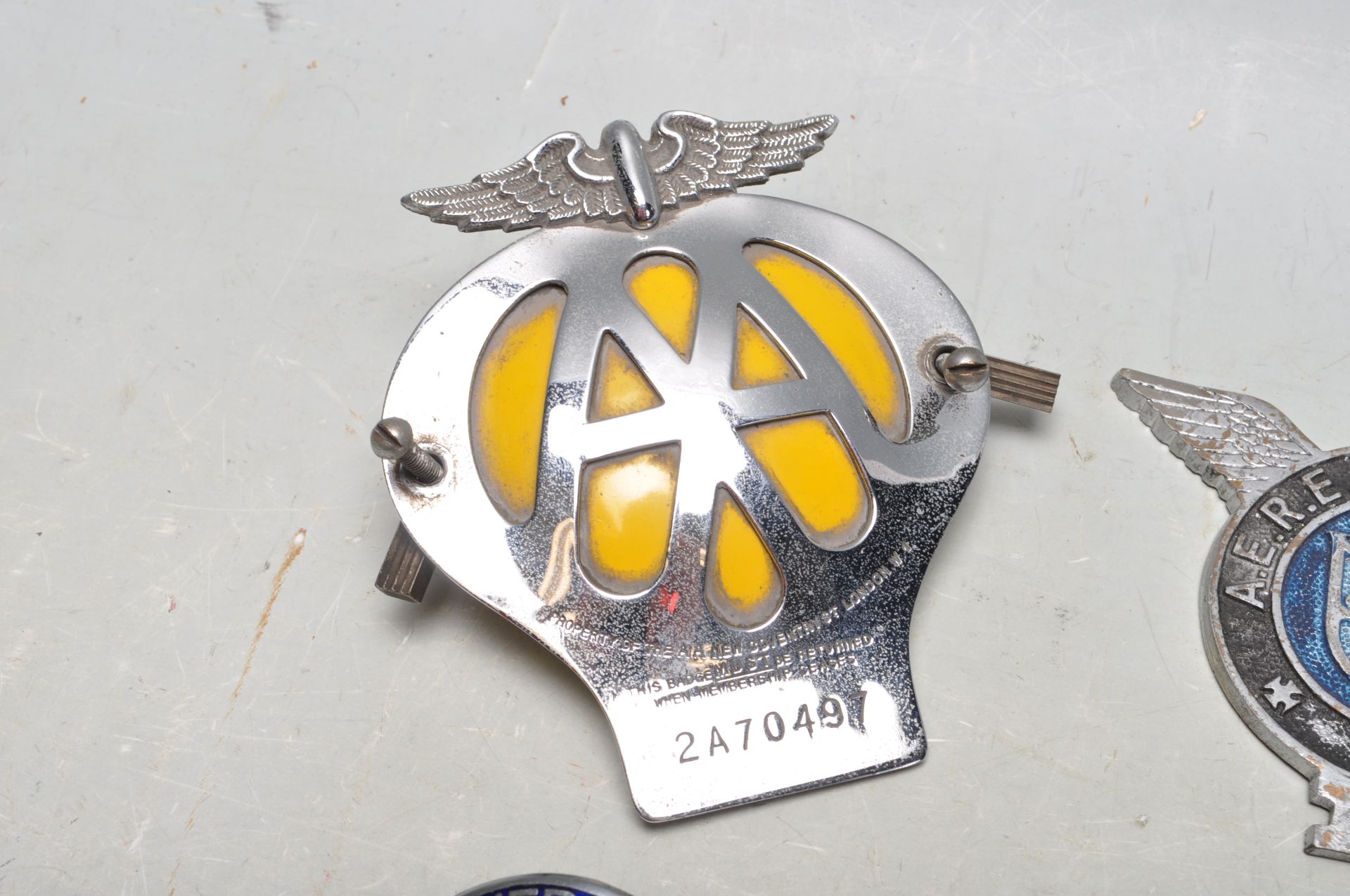 COLLECTION OF FIVE VINTAGE RETRO 20TH CENTURY CAR BADGES - Bild 4 aus 7