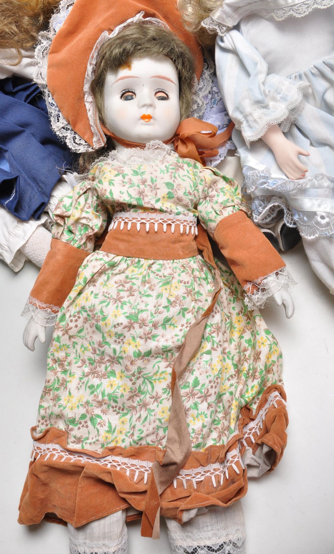 LARGE QUANTITY OF VINTAGE PORCELAIN DOLLS - Bild 10 aus 14