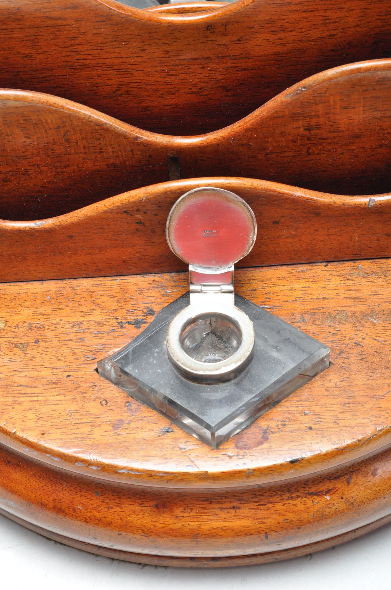 19TH CENTURY VICTORIAN OAK DESK TOP INKWELL TIDY - Bild 3 aus 8