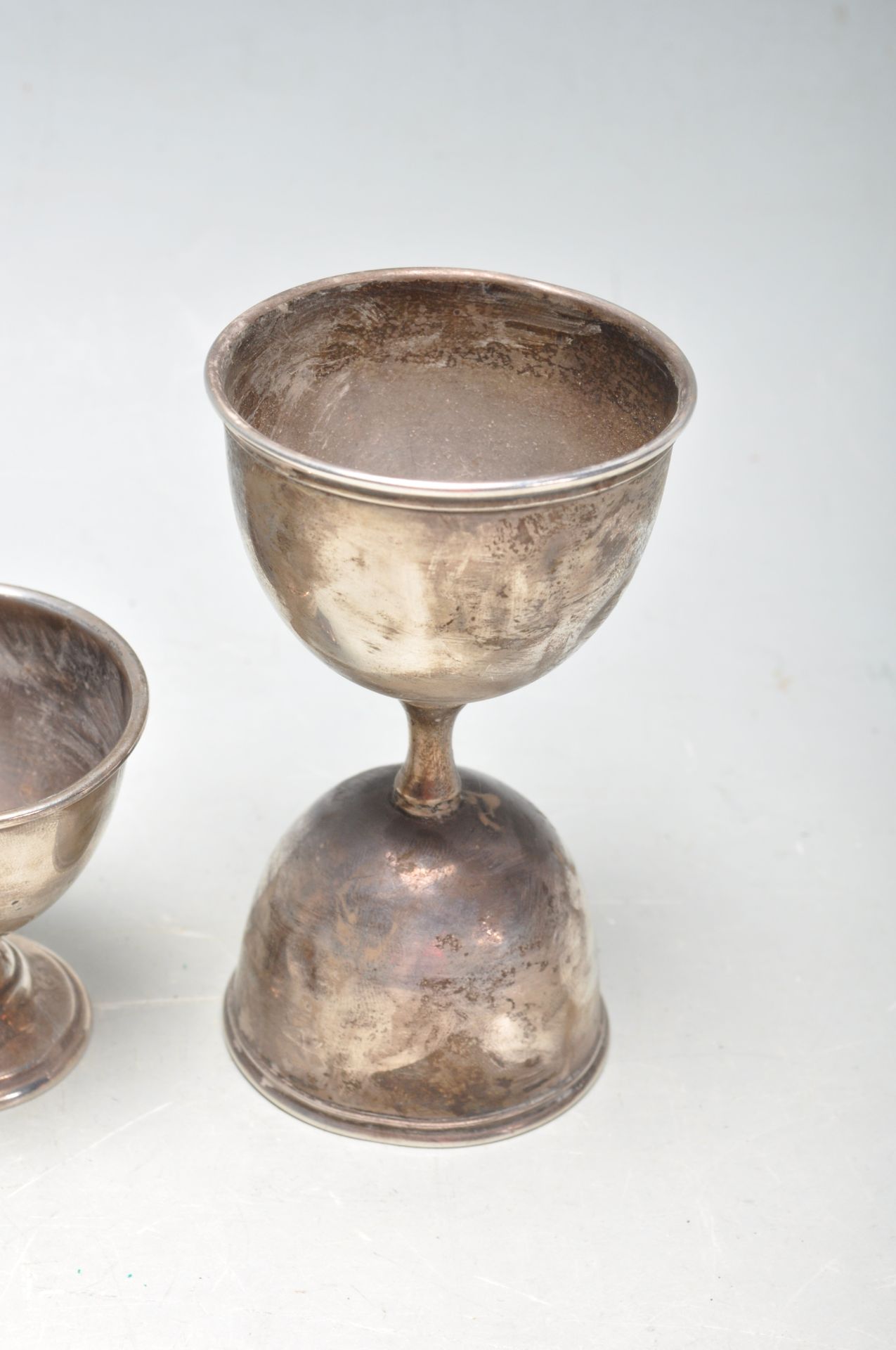 TQO ANTIQUE EARLY 20TH CENTURY AND LATER HALLMARKED STERLING SILVER EGG CUPS - Bild 2 aus 8