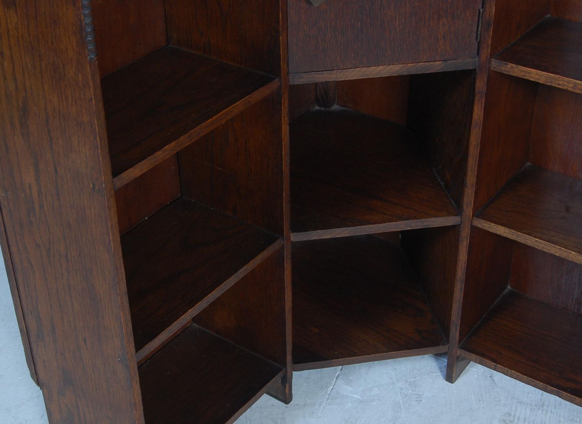 1930'S SOLID OAK CORNER BOOKCASE CABINET - SHELVES - Bild 7 aus 10