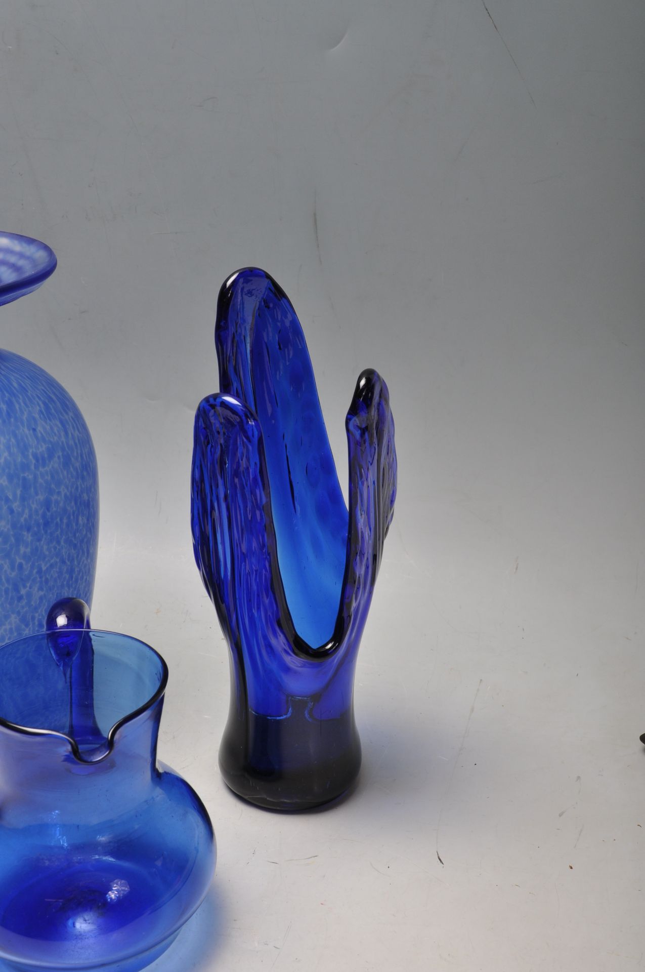 19TH CENTURY VICTORIAN AND 20TH CENTURY HAND-BLOWN COLOURED GLASS VASES - Image 3 of 9