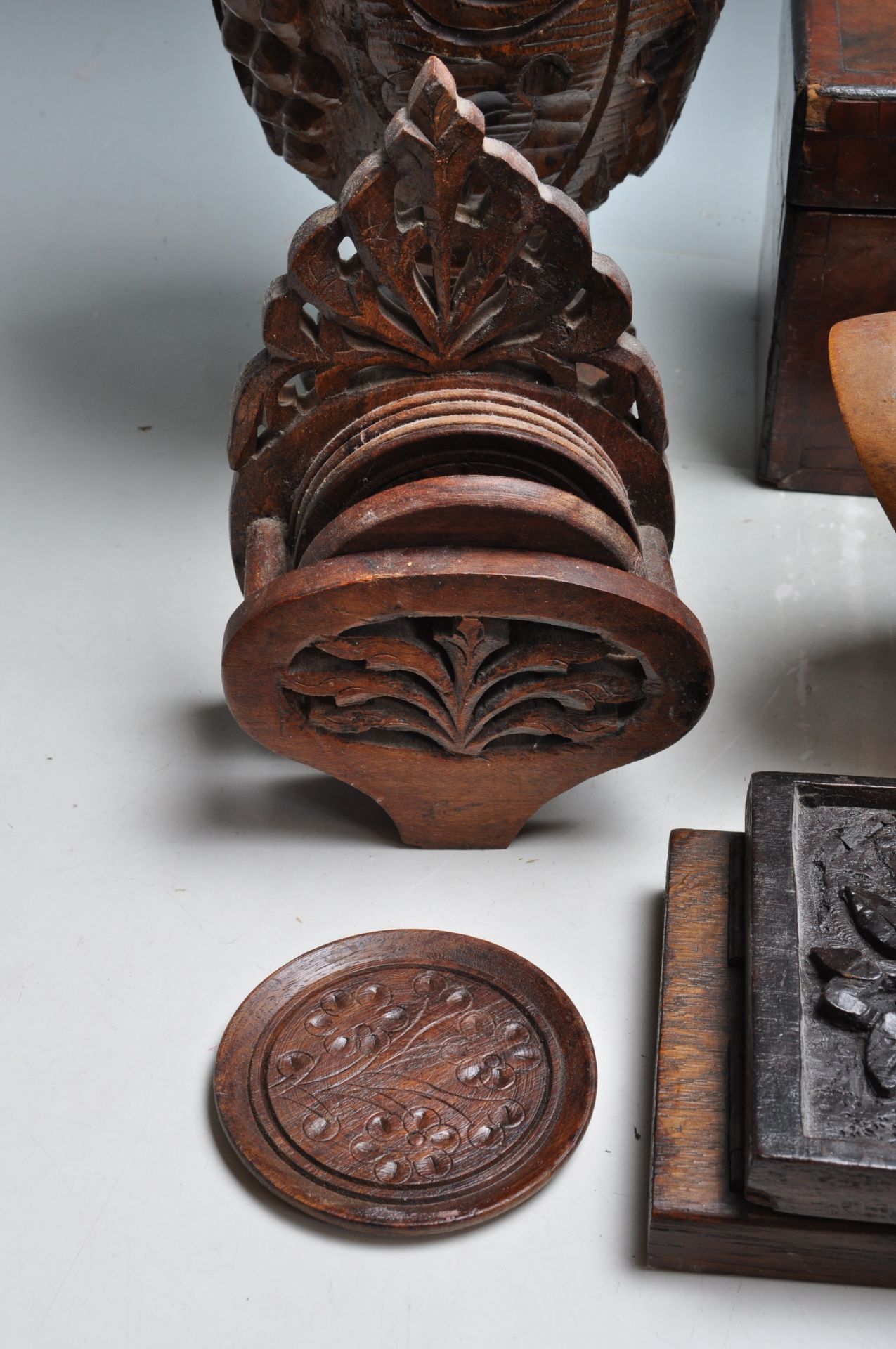 LARGE COLLECTION OF HAND CARVED BOXES, JARS, BOOKENDS - Bild 3 aus 10